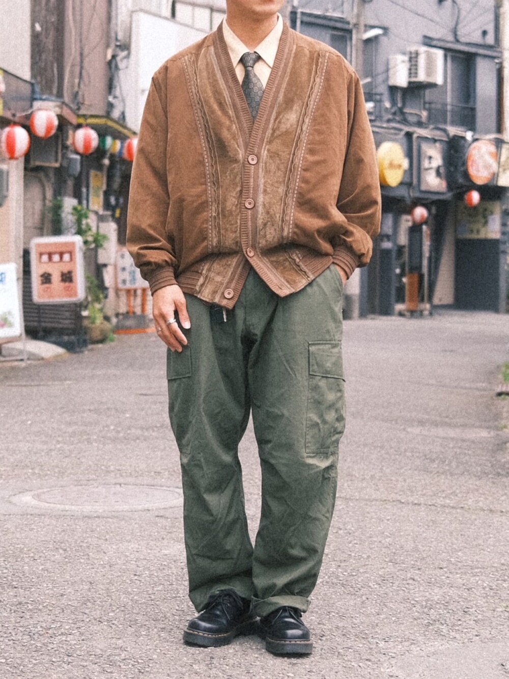 「メンズファッション、夏のコスメと服、WEARyouthコーデ、初夏コーデ、はるコーデ、古着MIX、古着コーデ、春服、カーゴパンツ、カーディガン、シャツスタイル、ハンチング、大人カジュアル、夏コーデ、ネクタイ」｜「古着のアイテム（カーゴパンツ、グリーン系）」を使った、kyosukeさん（メンズ・173cm）の夏コーディネートの3枚目の写真