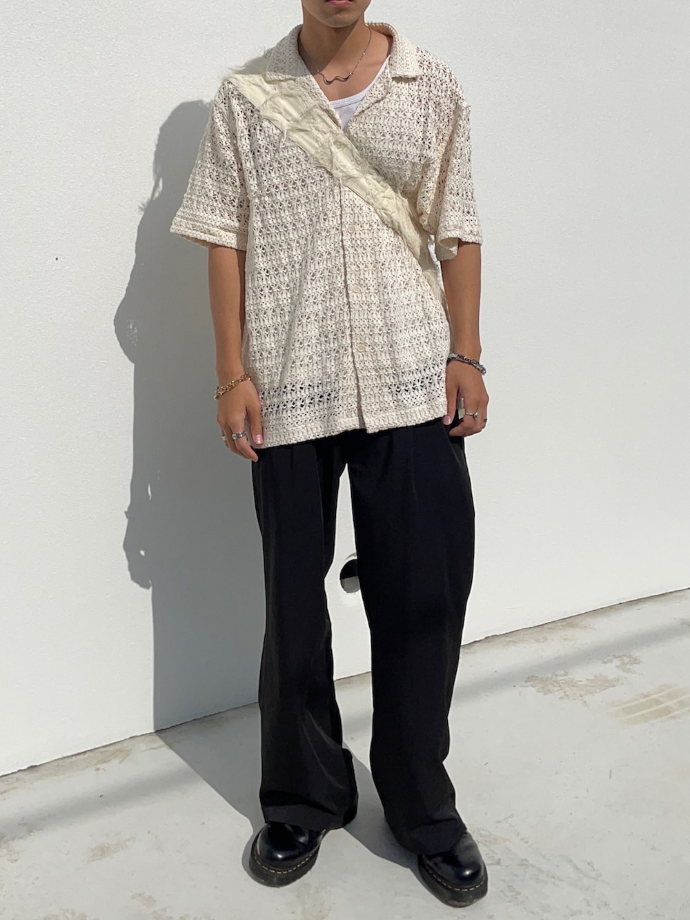 ホワイト系のシャツ/ブラウス、ホワイト系のショルダーバッグ、ブラック系のスラックスを着用したメンズの春コーディネートの2枚目の写真