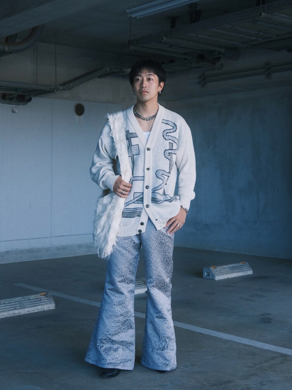 「新星WEARISTAにエントリー、今日のコスメと服、シンプルコーデ、休日スタイル、秋冬コーデ、大人カジュアル、メンズファッション、おしゃれさんと繋がりたい、ワイドパンツ、フレアパンツ、カーディガン、ショルダーバッグ、ホワイトコーデ、ワントーンコーデ、ホワイト」｜「usedのアイテム（カーディガン/ボレロ、ホワイト系）」を使った、kyosukeさん（メンズ・173cm）の冬コーディネートの2枚目の写真