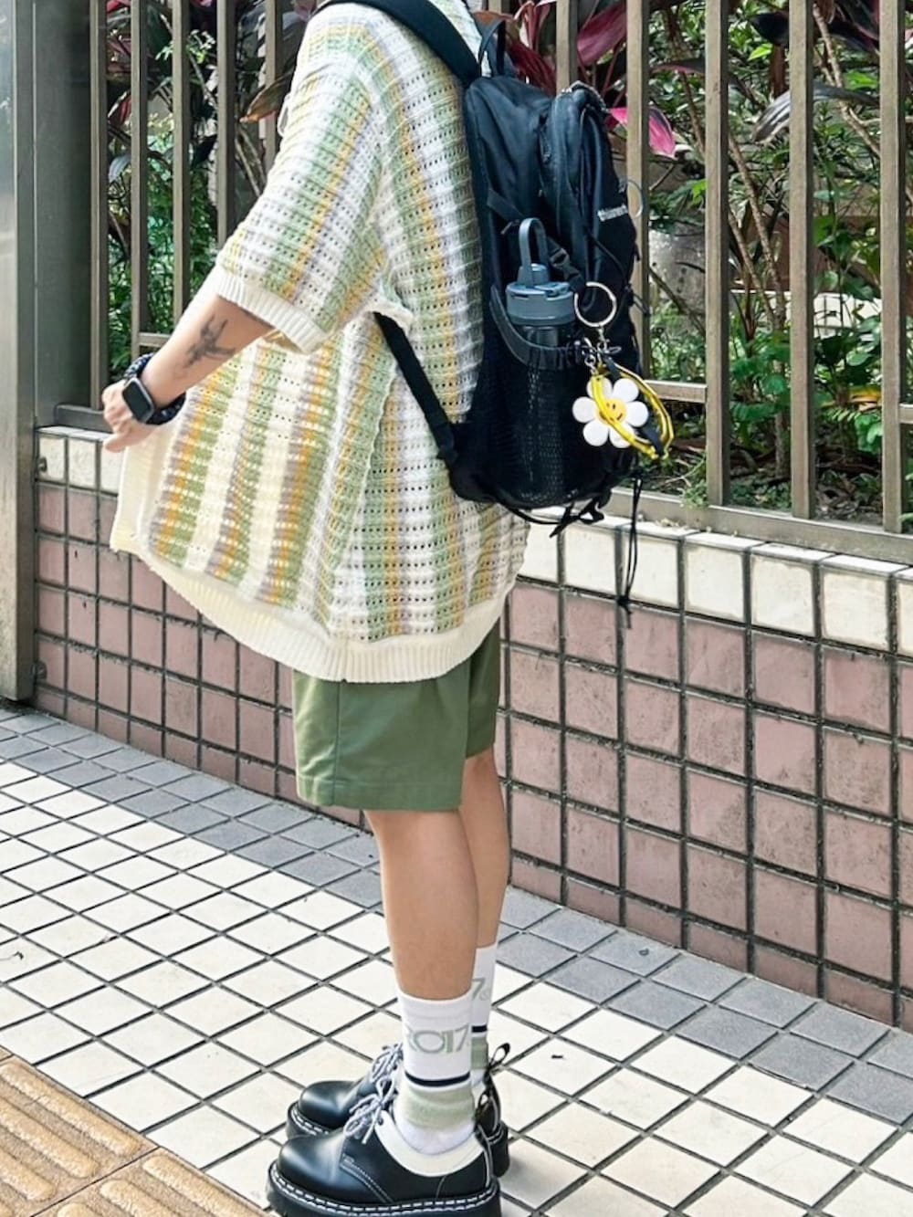 ブラック系のローファー、ホワイト系のTシャツ/カットソー、その他のシャツ/ブラウスを着用したメンズの夏コーディネートの2枚目の写真