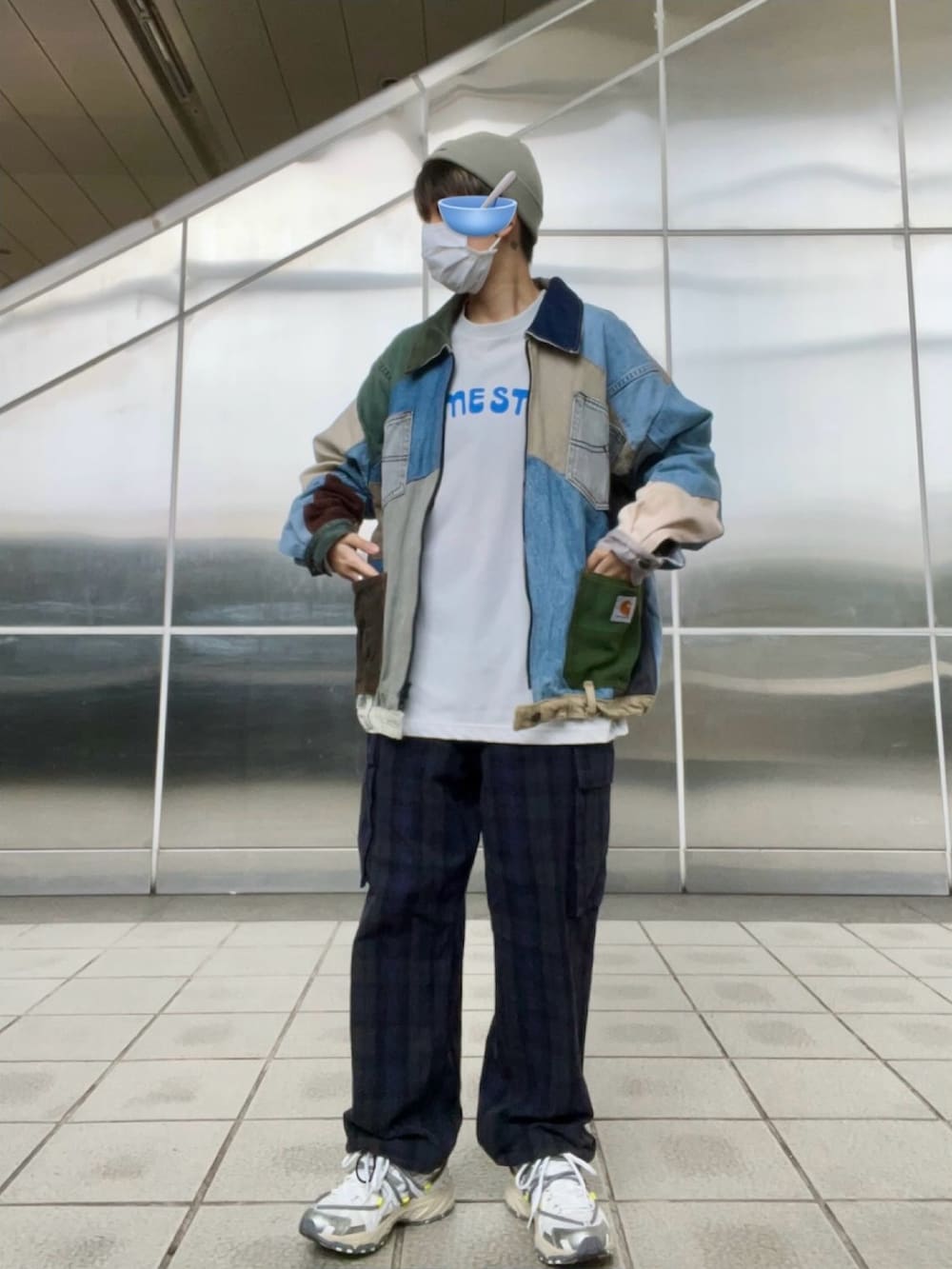 ブルー系のチノパンツ、ホワイト系のスニーカー、グレー系のTシャツ/カットソーを着用したメンズの冬コーディネートの2枚目の写真