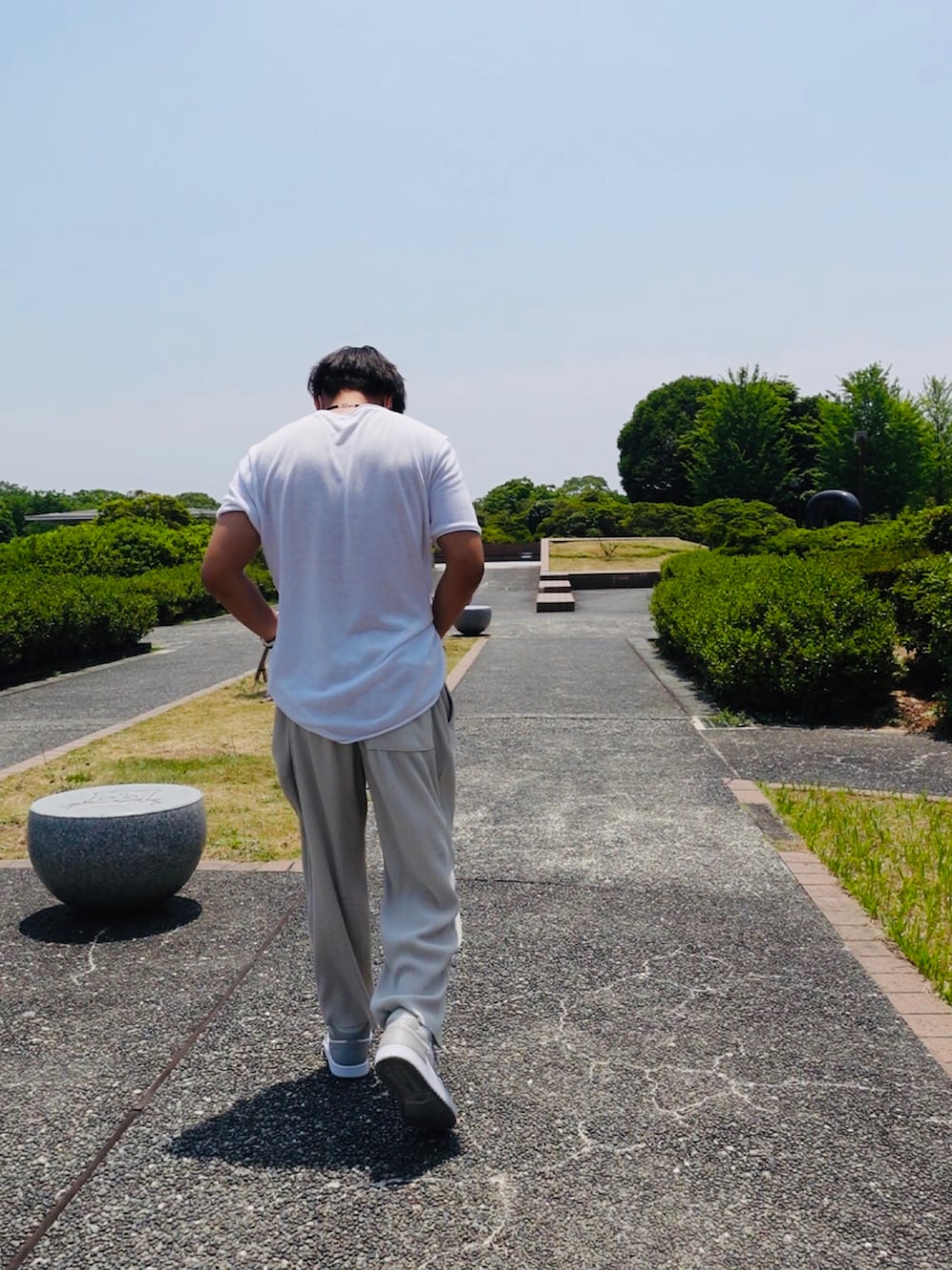 「休日スタイル、夏コーデ、ゆるコーデ、コーヒー、coffee、chill、スニーカーコーデ、メンズコーデ、オトナカジュアル、リラックススタイル、リラックスカジュアル」｜「ZARAのアイテム（トップス、ホワイト系）」を使った、funatsty3sさん（メンズ・174cm）の夏コーディネートの3枚目の写真