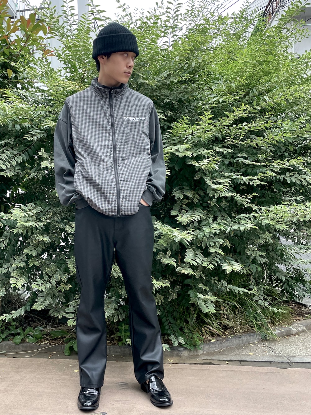 その他のベスト、ブラック系のTシャツ/カットソー、ブラック系のスラックスを着用したメンズの夏コーディネートの2枚目の写真