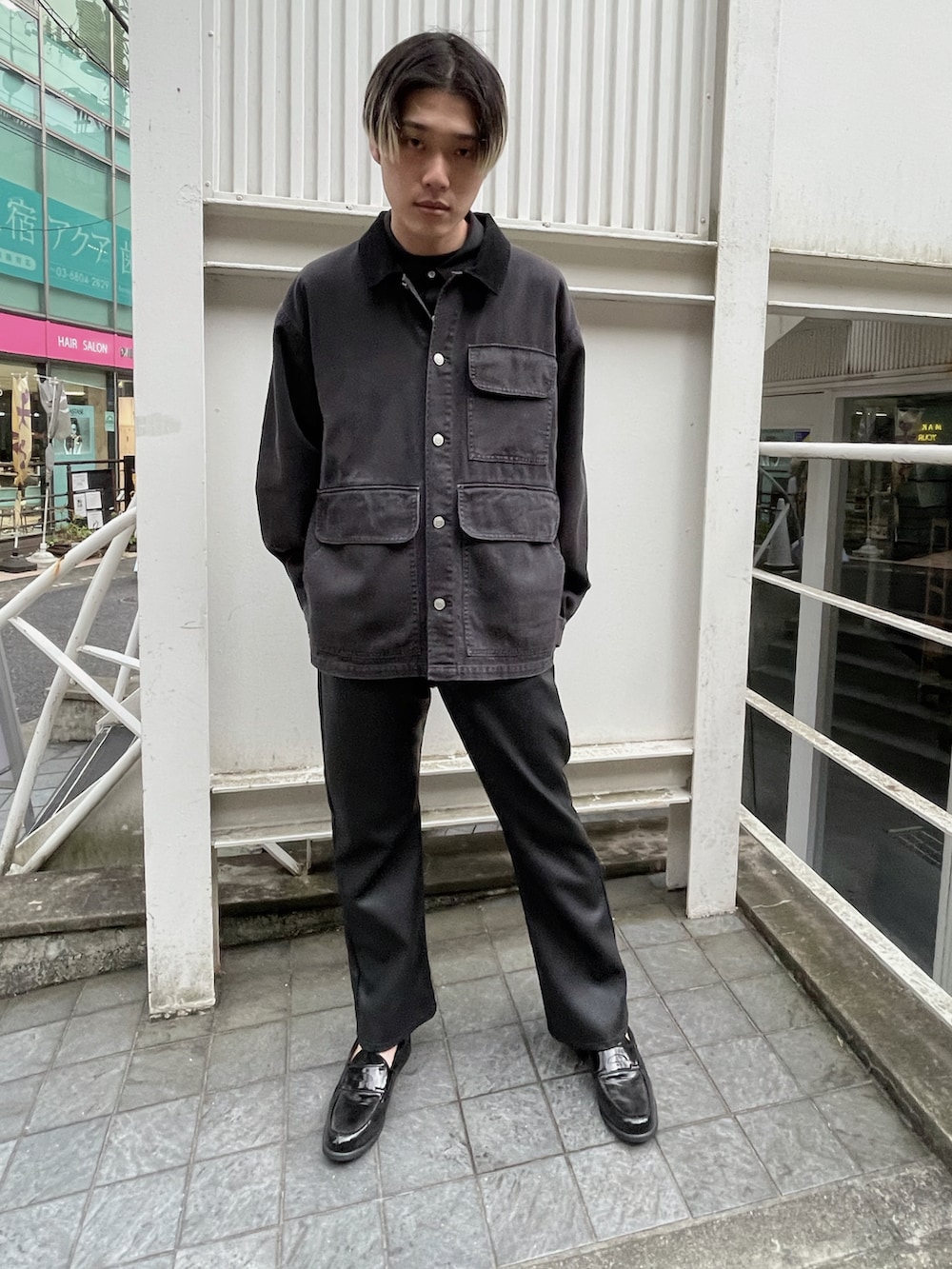 ブラック系のシャツ/ブラウス、ブラック系のカバーオール、ブラック系のローファーを着用したメンズの夏コーディネートの2枚目の写真