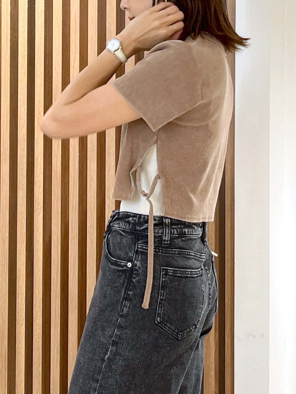 ブラウン系のTシャツ/カットソー、ブラック系のトートバッグ、ブラック系のデニムパンツを着用したレディースの秋コーディネートの5枚目の写真