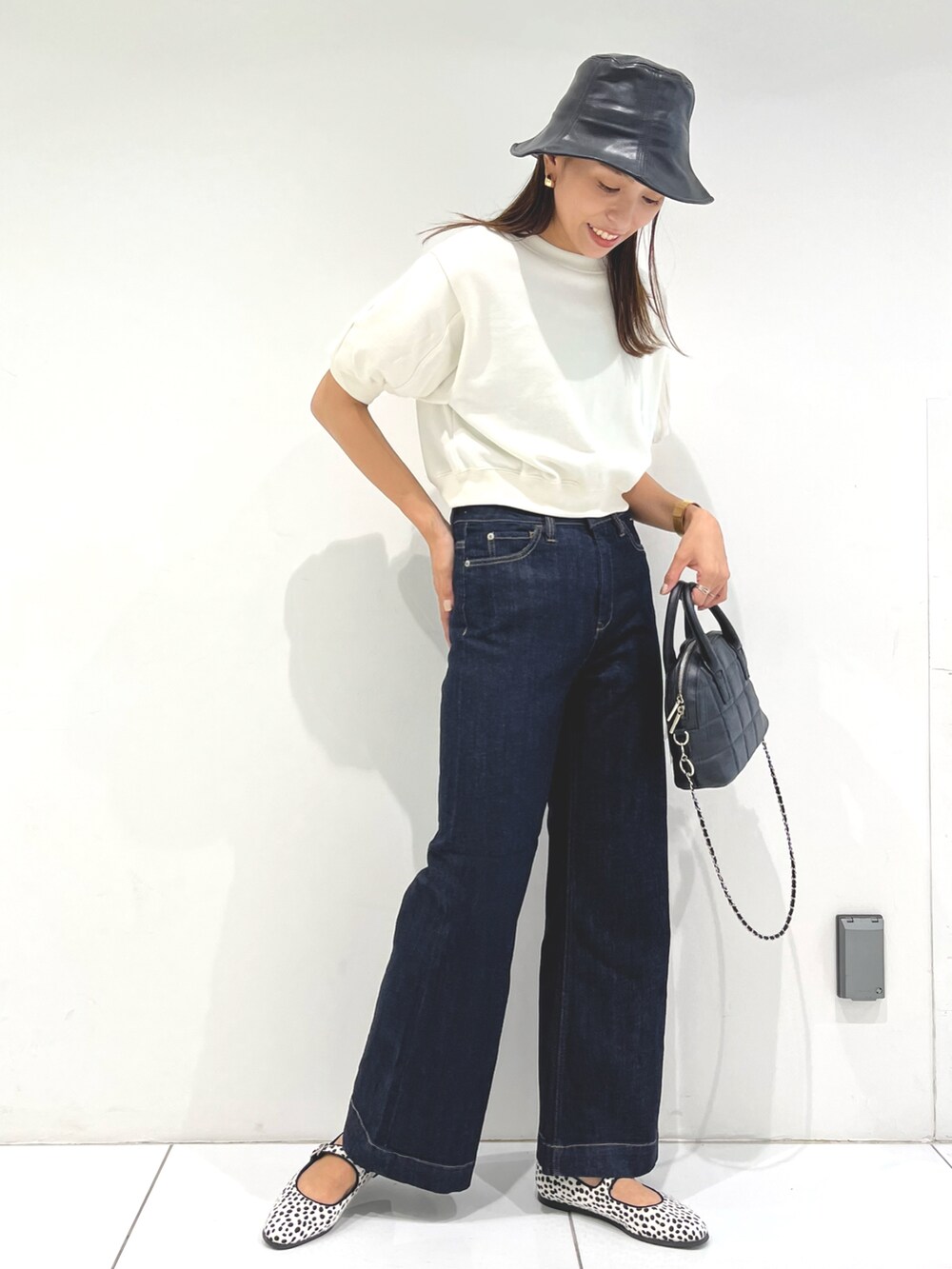 ブルー系のデニムパンツ、ホワイト系のTシャツ/カットソー、ホワイト系のバレエシューズを着用したレディースの夏コーディネートの2枚目の写真