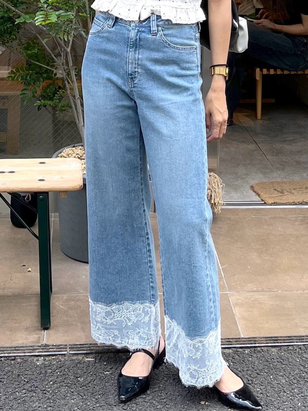 ブルー系のデニムパンツ、ホワイト系のTシャツ/カットソーを着用したレディースの夏コーディネートの8枚目の写真