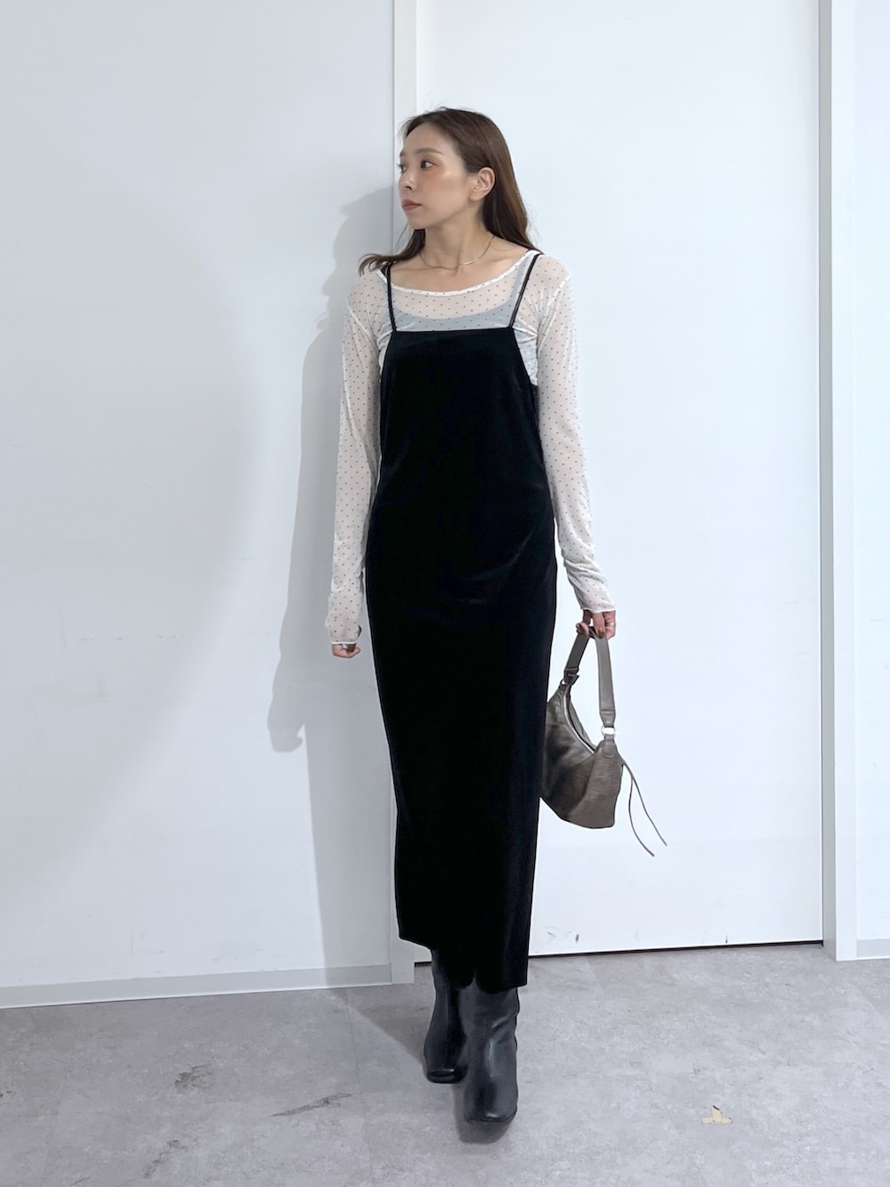 ブラウン系のショルダーバッグ、ブラック系のワンピース、ホワイト系のTシャツ/カットソーを着用したレディースの夏コーディネートの9枚目の写真