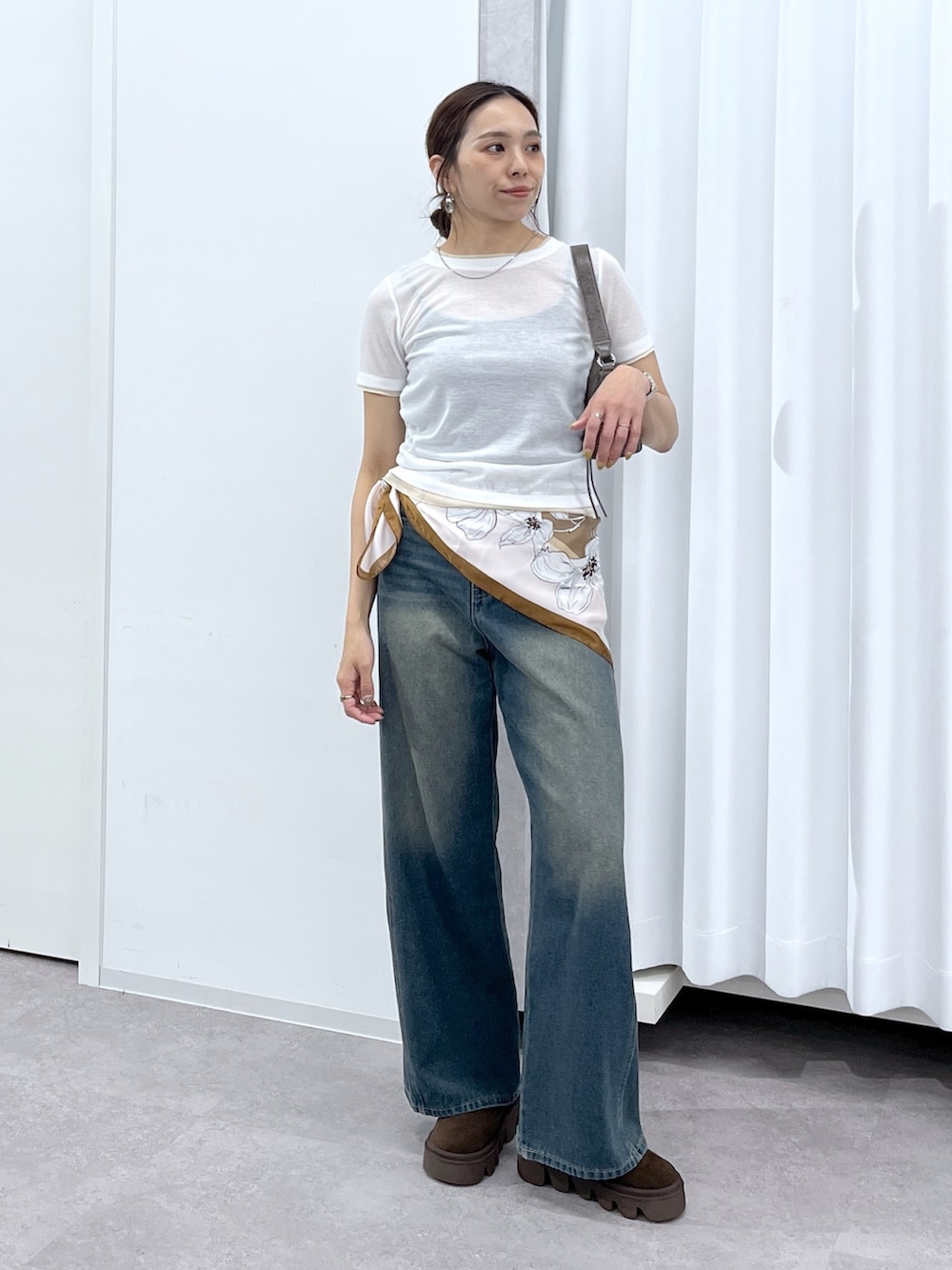 ホワイト系のTシャツ/カットソー、ブラウン系のショルダーバッグ、ブルー系のデニムパンツを着用したレディースの春コーディネートの2枚目の写真