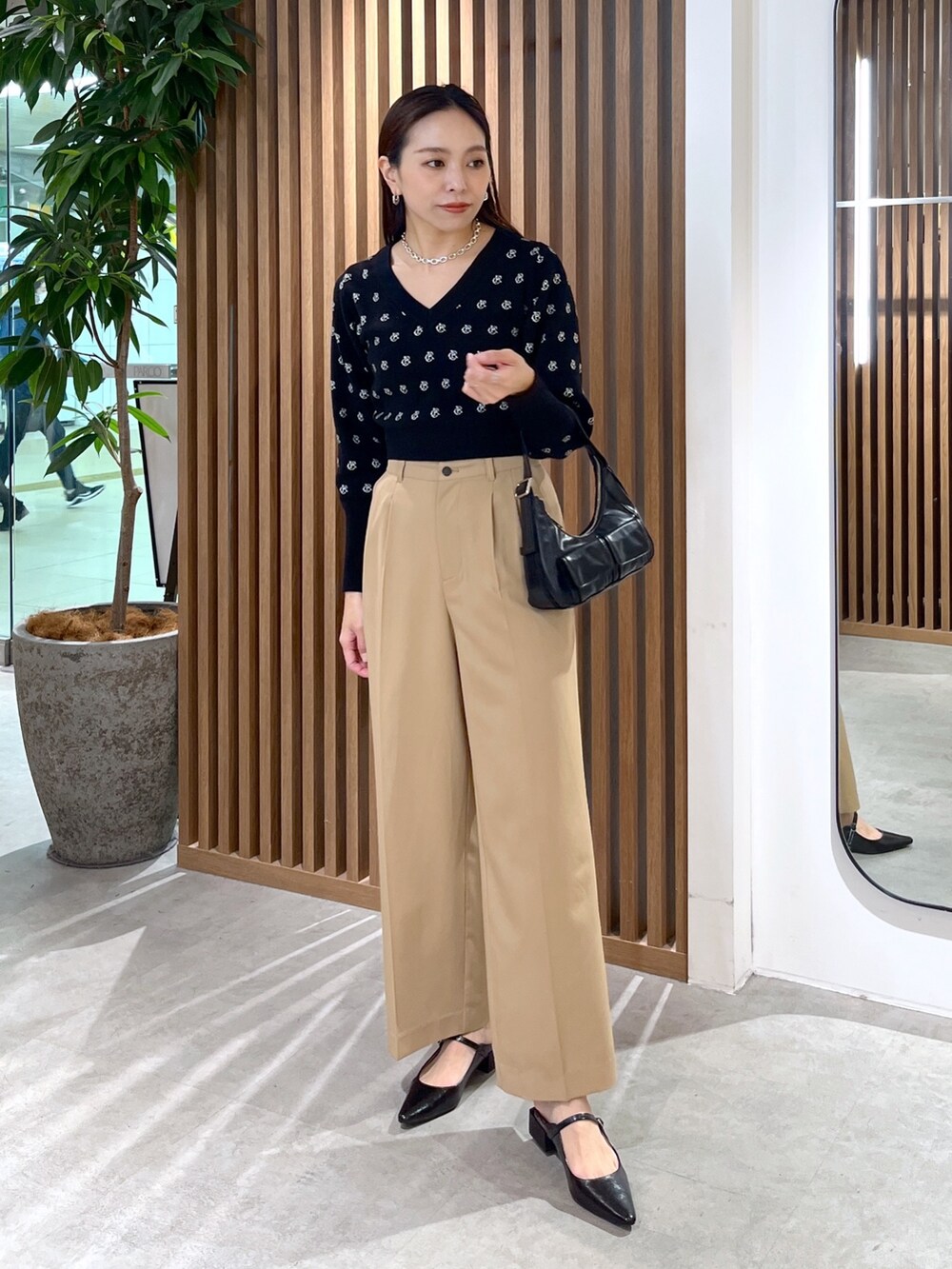 ブラック系のパンプス、ブラック系のショルダーバッグ、ブラック系のニット/セーターを着用したレディースの冬コーディネートの10枚目の写真