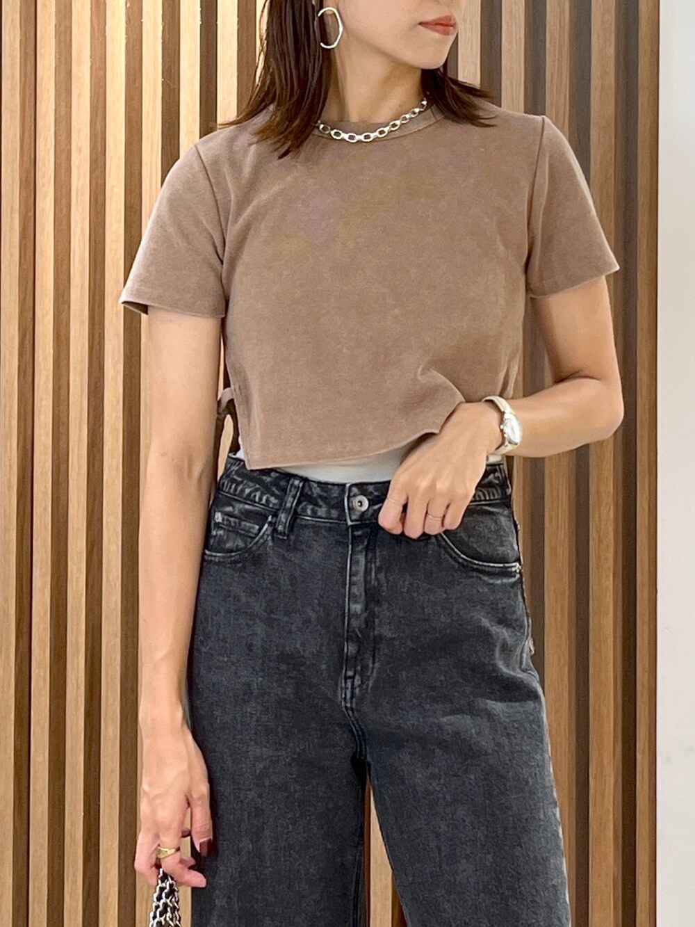 ブラウン系のTシャツ/カットソー、ブラック系のトートバッグ、ブラック系のデニムパンツを着用したレディースの秋コーディネートの4枚目の写真