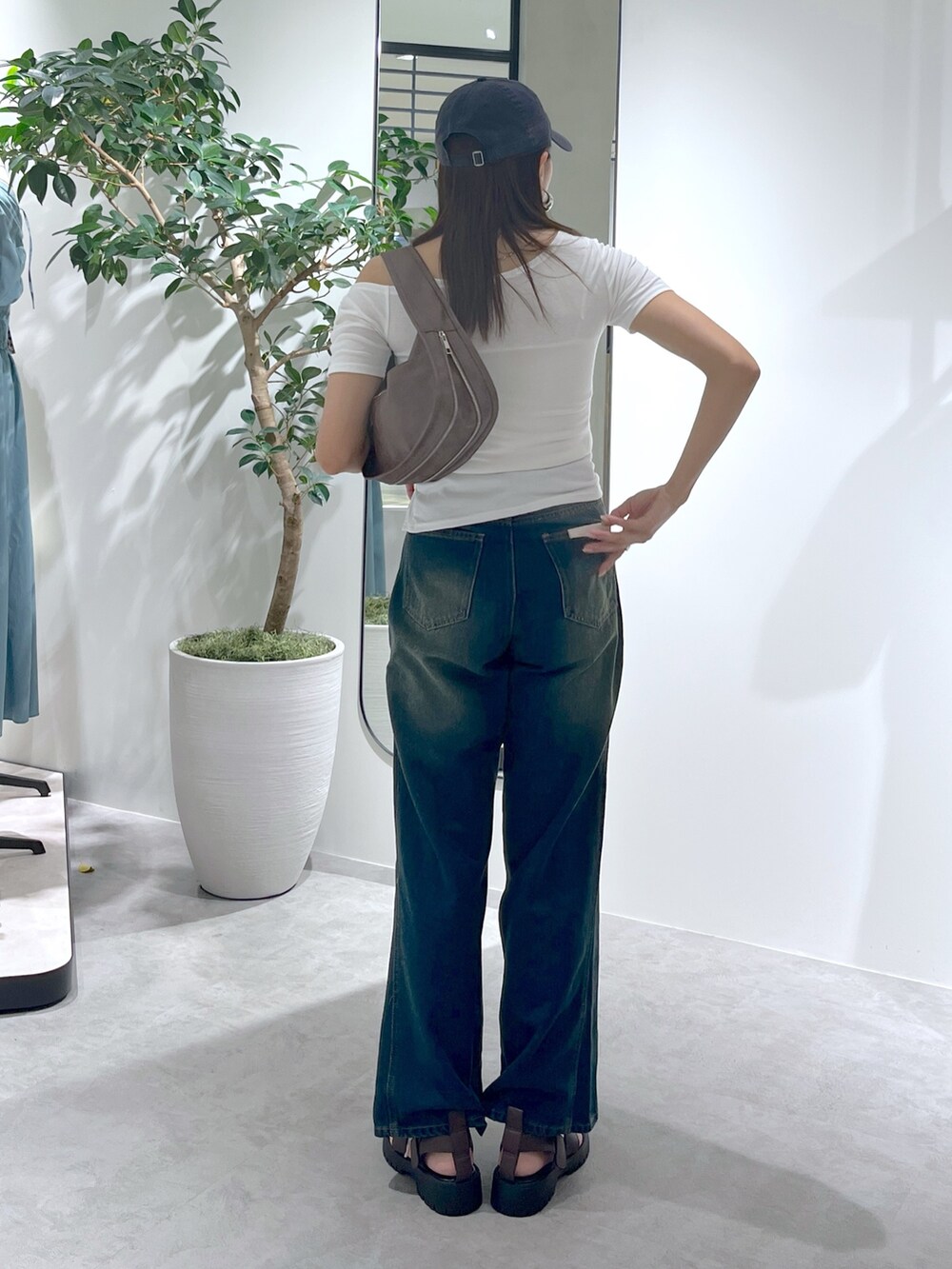 ホワイト系のTシャツ/カットソー、ホワイト系のキャミソール、ブルー系のデニムパンツを着用したレディースの夏コーディネートの8枚目の写真