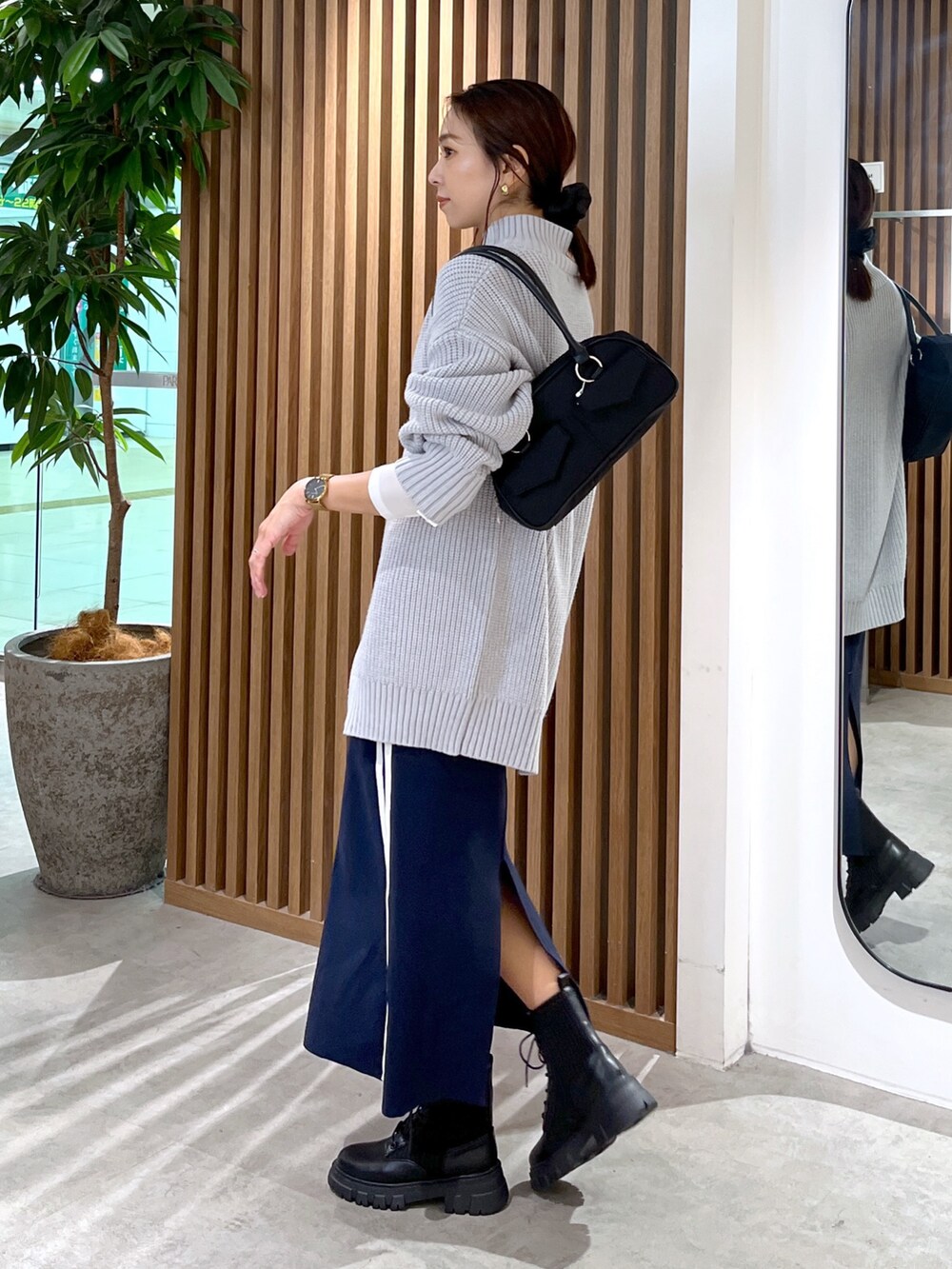 ホワイト系のTシャツ/カットソー、グレー系のワンピース、ブルー系のスカートを着用したレディースの秋コーディネートの4枚目の写真