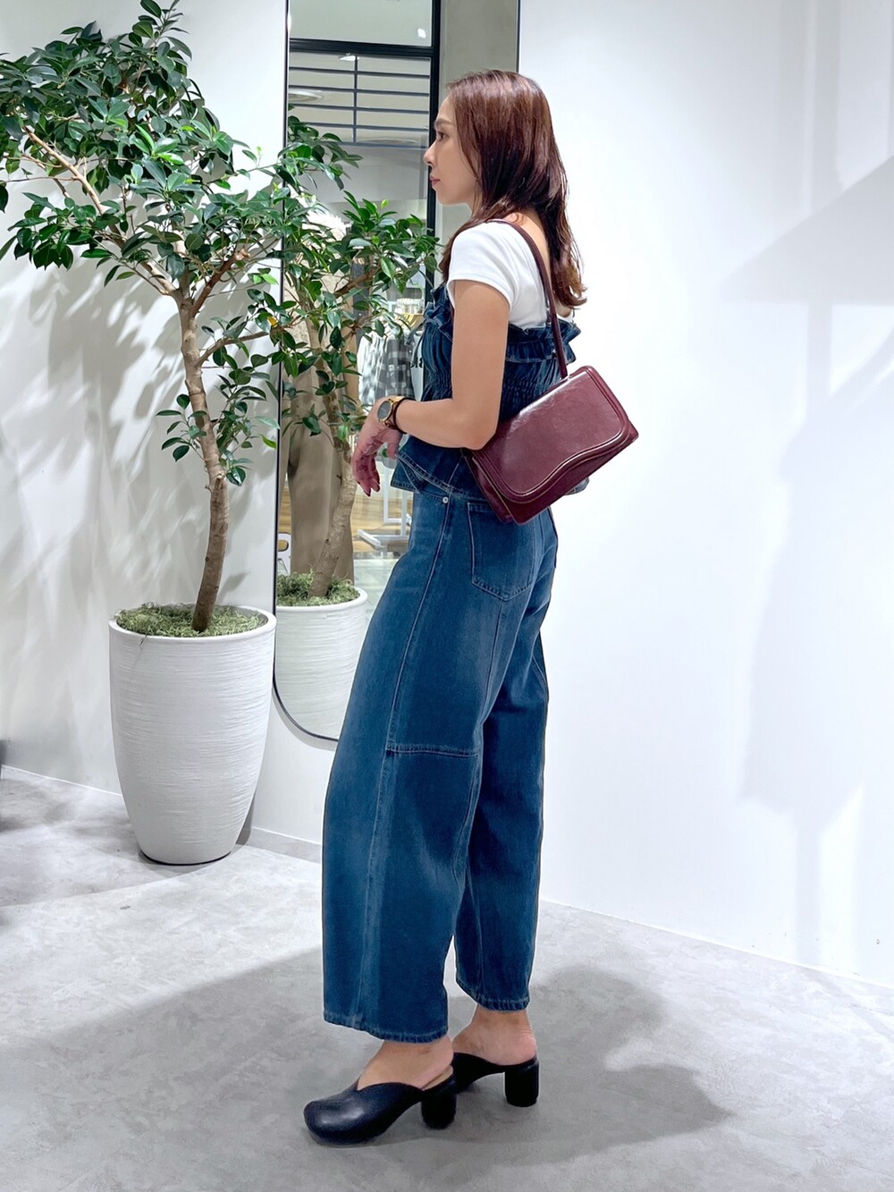 ブルー系のデニムパンツ、ホワイト系のTシャツ/カットソー、ブルー系のシャツ/ブラウスを着用したレディースの夏コーディネートの6枚目の写真