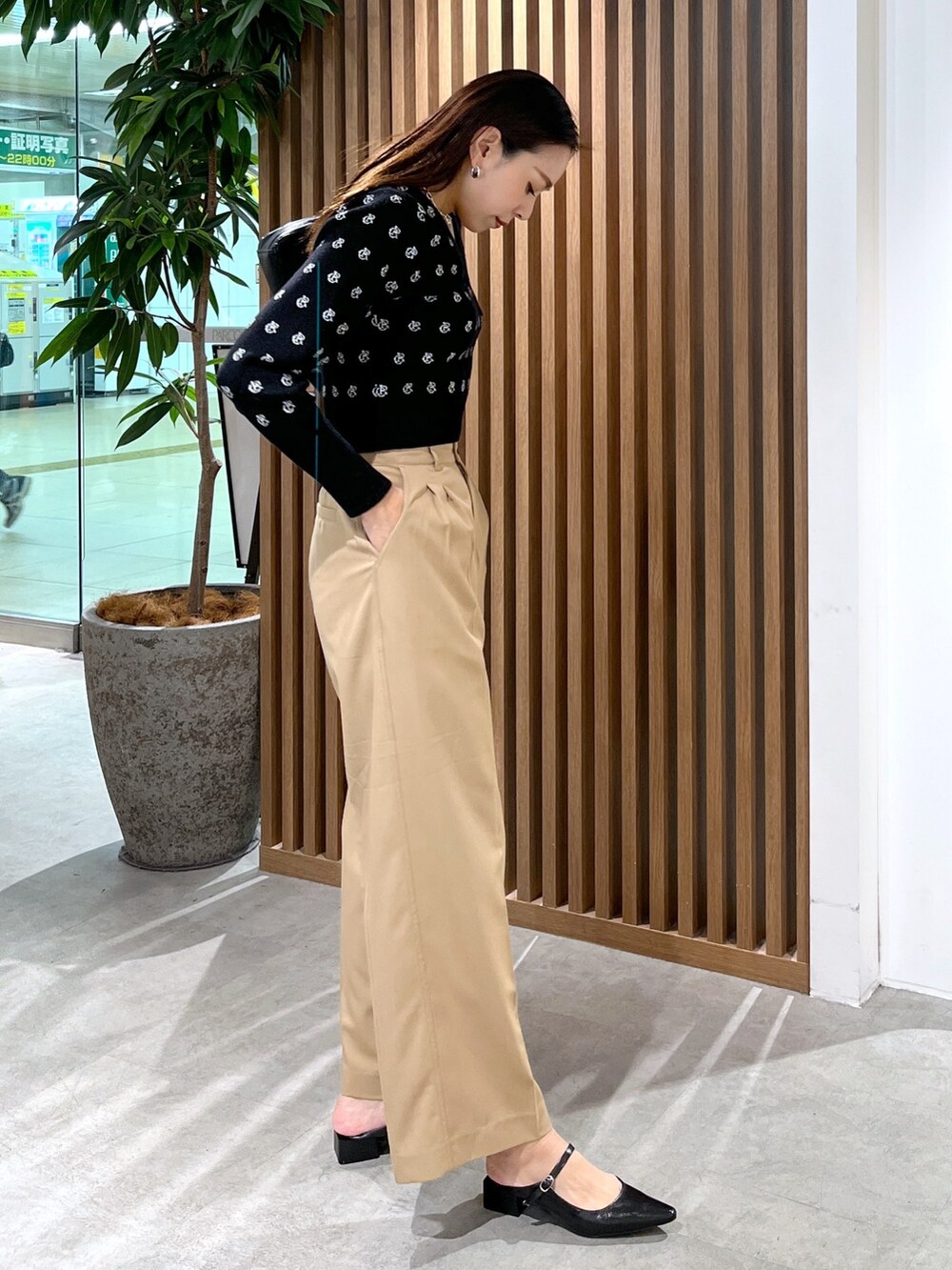 ブラック系のパンプス、ブラック系のショルダーバッグ、ブラック系のニット/セーターを着用したレディースの冬コーディネートの4枚目の写真