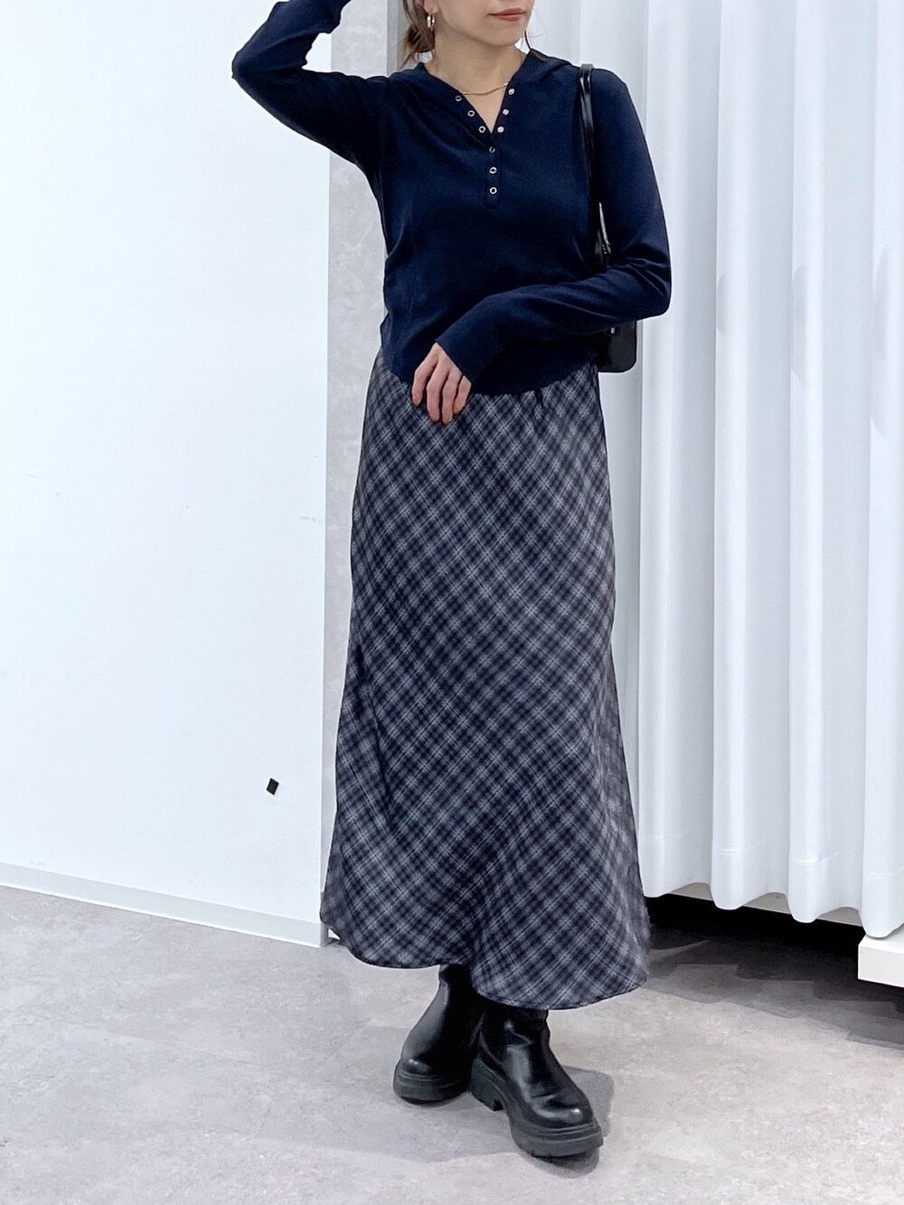 ブルー系のTシャツ/カットソー、グレー系のスカート、ブラック系のショルダーバッグを着用したレディースの春コーディネートの6枚目の写真