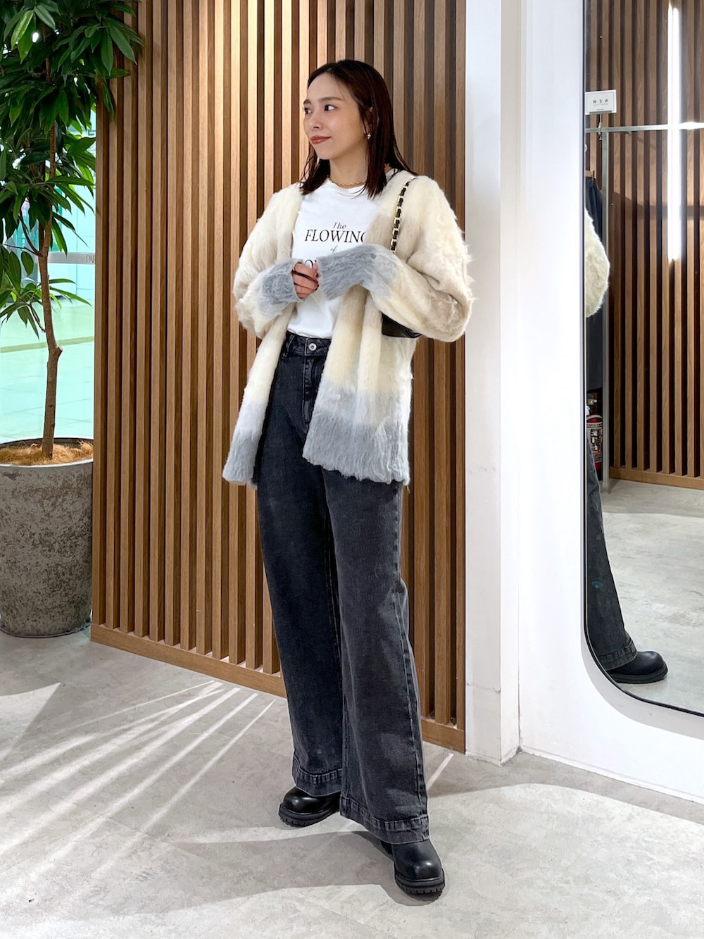 ベージュ系のカーディガン/ボレロ、ホワイト系のTシャツ/カットソー、ブラック系のトートバッグを着用したレディースの秋コーディネートの9枚目の写真