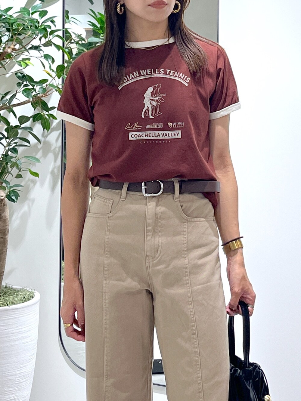 ブラウン系のTシャツ/カットソー、ベージュ系のデニムパンツ、ブラック系のショルダーバッグを着用したレディースの夏コーディネートの6枚目の写真