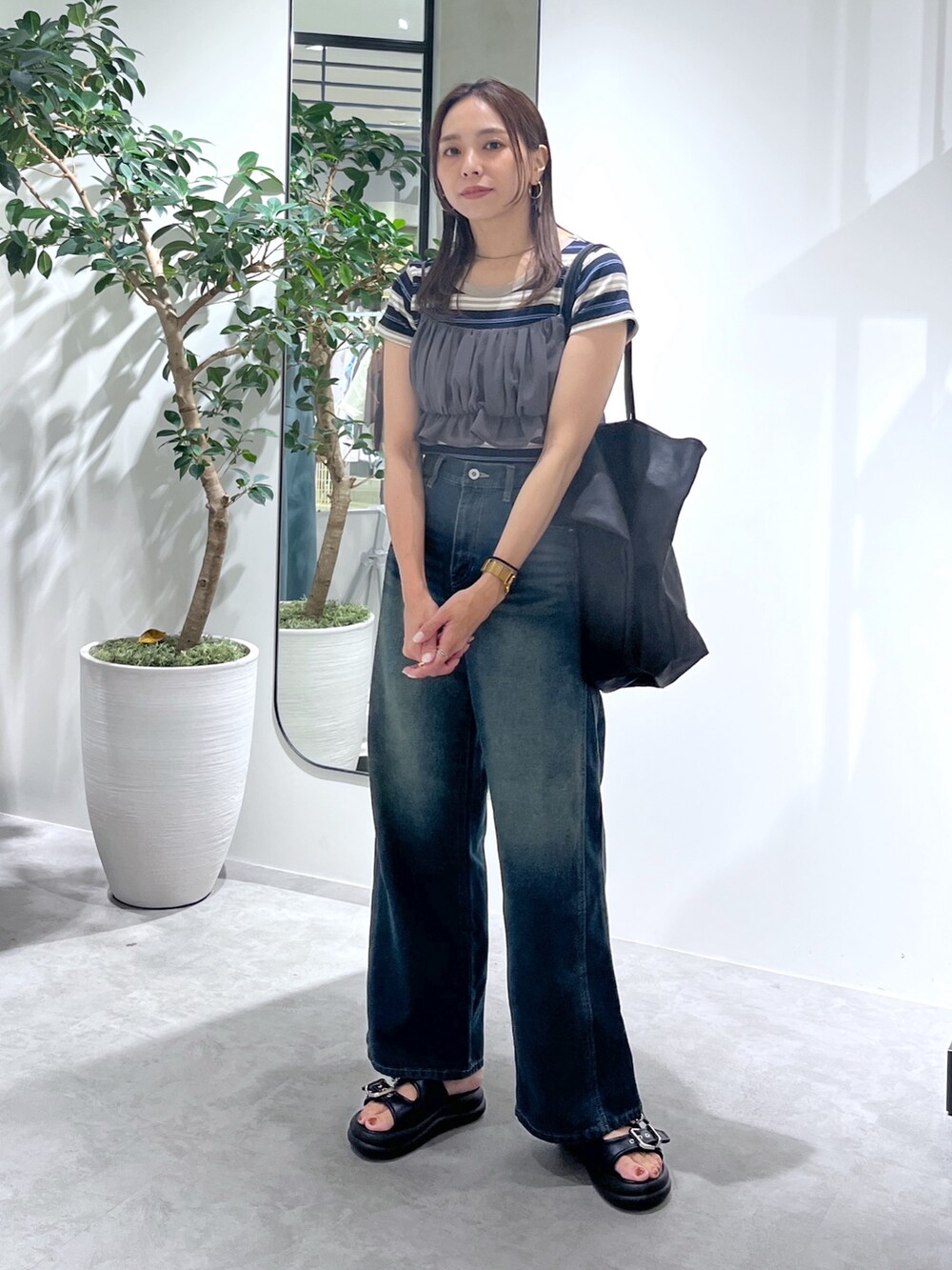 ブラック系のトートバッグ、ブルー系のTシャツ/カットソー、グレー系のシャツ/ブラウスを着用したレディースの夏コーディネートの4枚目の写真