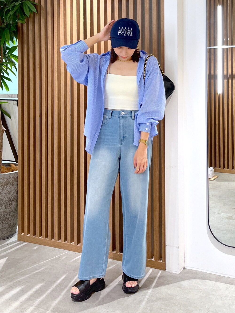 ブルー系のシャツ/ブラウス、ホワイト系のキャミソール、ブルー系のデニムパンツを着用したレディースの夏コーディネートの6枚目の写真