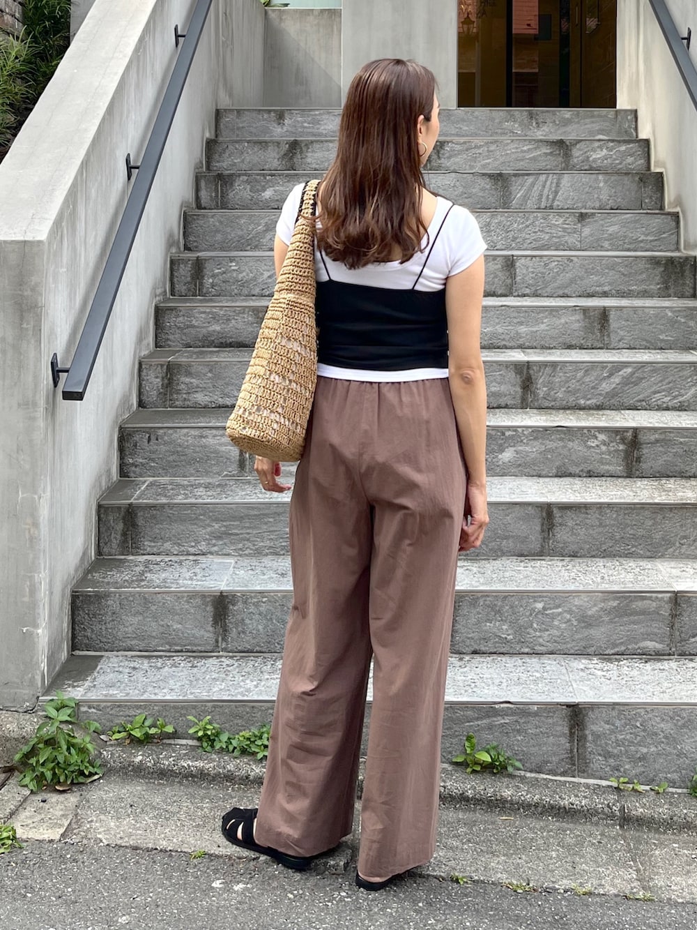 ブラウン系のその他パンツ、ブラック系のサンダル、ブラック系のTシャツ/カットソーを着用したレディースの夏コーディネートの5枚目の写真