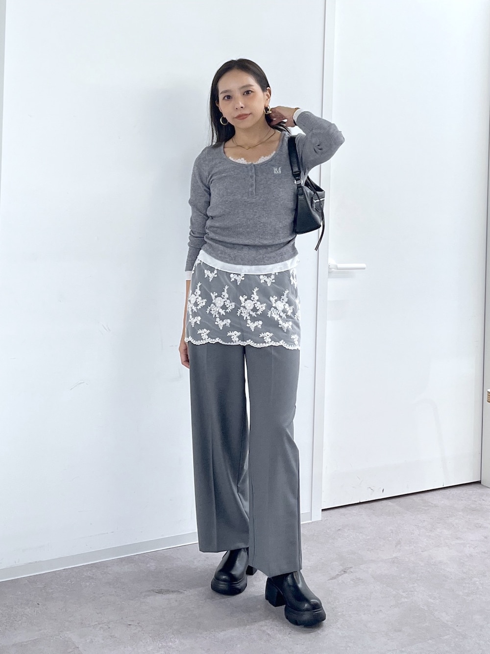 グレー系のTシャツ/カットソー、ブラック系のショルダーバッグ、グレー系のその他パンツを着用したレディースの秋コーディネートの2枚目の写真