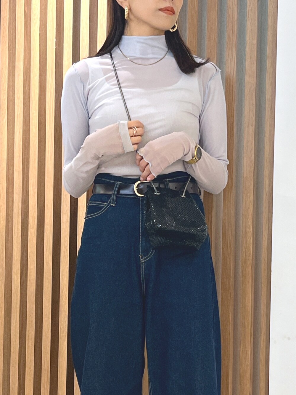 ブルー系のTシャツ/カットソー、ブルー系のデニムパンツ、ブラック系のショルダーバッグを着用したレディースの秋コーディネートの3枚目の写真