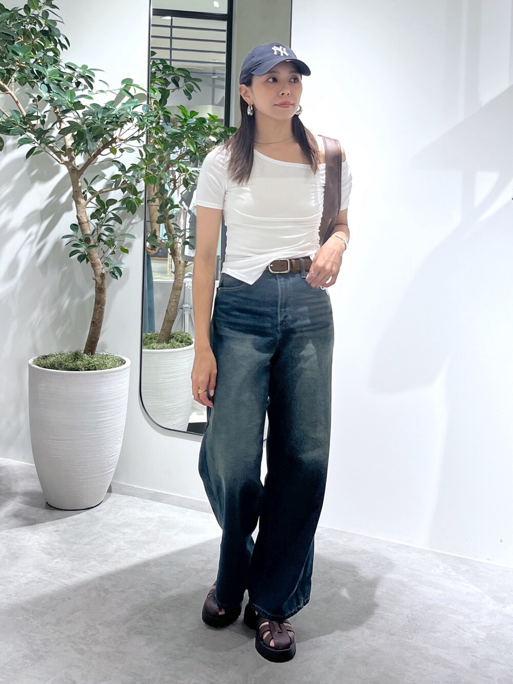 ホワイト系のTシャツ/カットソー、ホワイト系のキャミソール、ブルー系のデニムパンツを着用したレディースの夏コーディネートの5枚目の写真