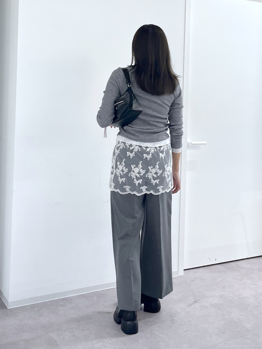 グレー系のTシャツ/カットソー、ブラック系のショルダーバッグ、グレー系のその他パンツを着用したレディースの秋コーディネートの7枚目の写真