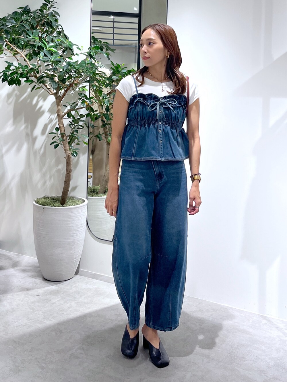 ブルー系のデニムパンツ、ホワイト系のTシャツ/カットソー、ブルー系のシャツ/ブラウスを着用したレディースの夏コーディネートの3枚目の写真