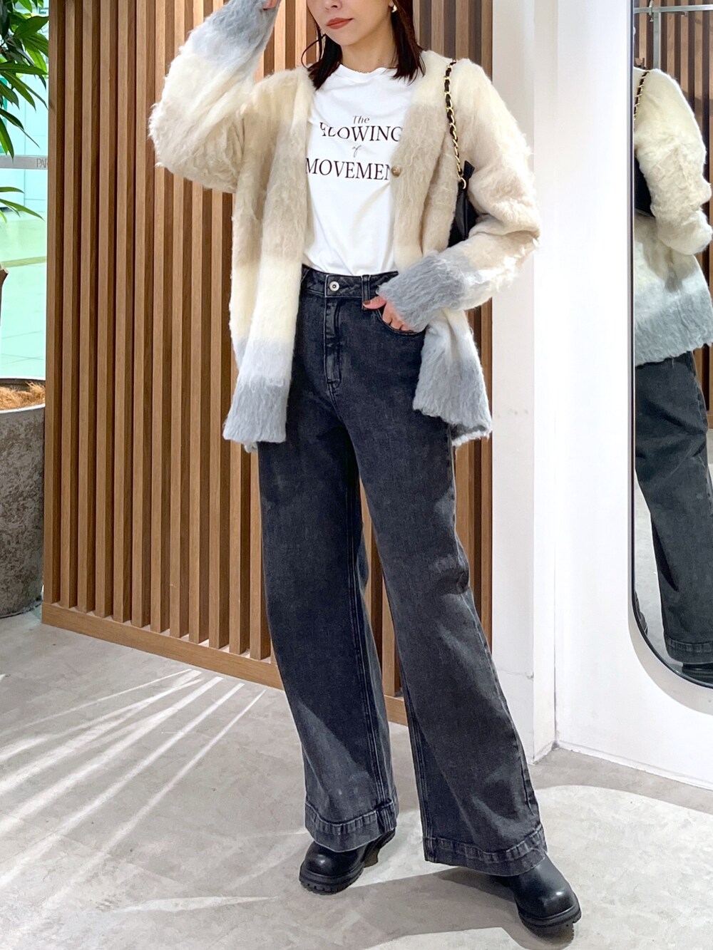 ベージュ系のカーディガン/ボレロ、ホワイト系のTシャツ/カットソー、ブラック系のトートバッグを着用したレディースの秋コーディネートの8枚目の写真