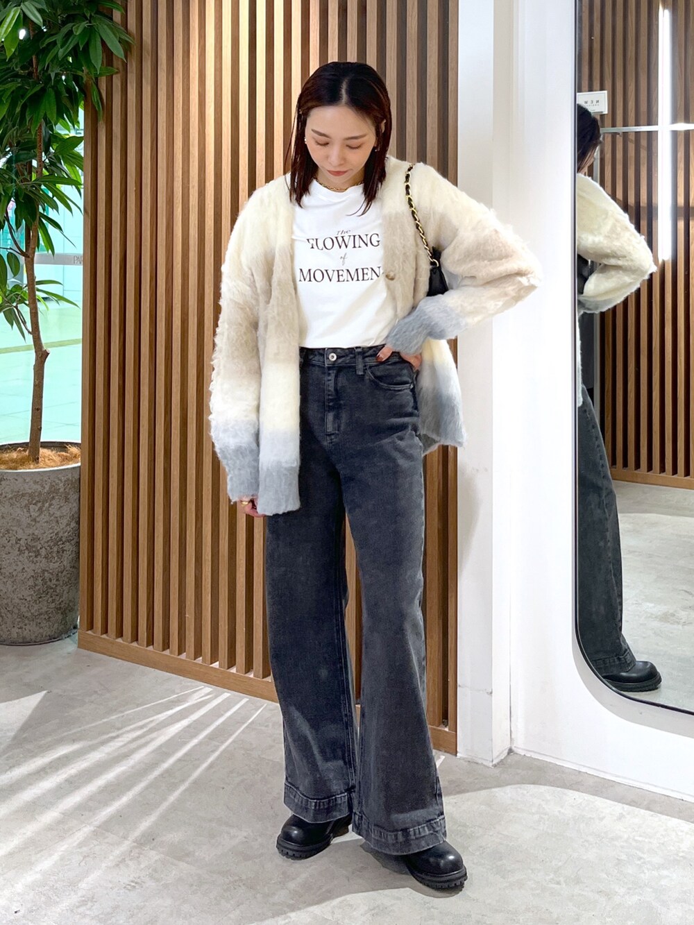 ベージュ系のカーディガン/ボレロ、ホワイト系のTシャツ/カットソー、ブラック系のトートバッグを着用したレディースの秋コーディネートの10枚目の写真