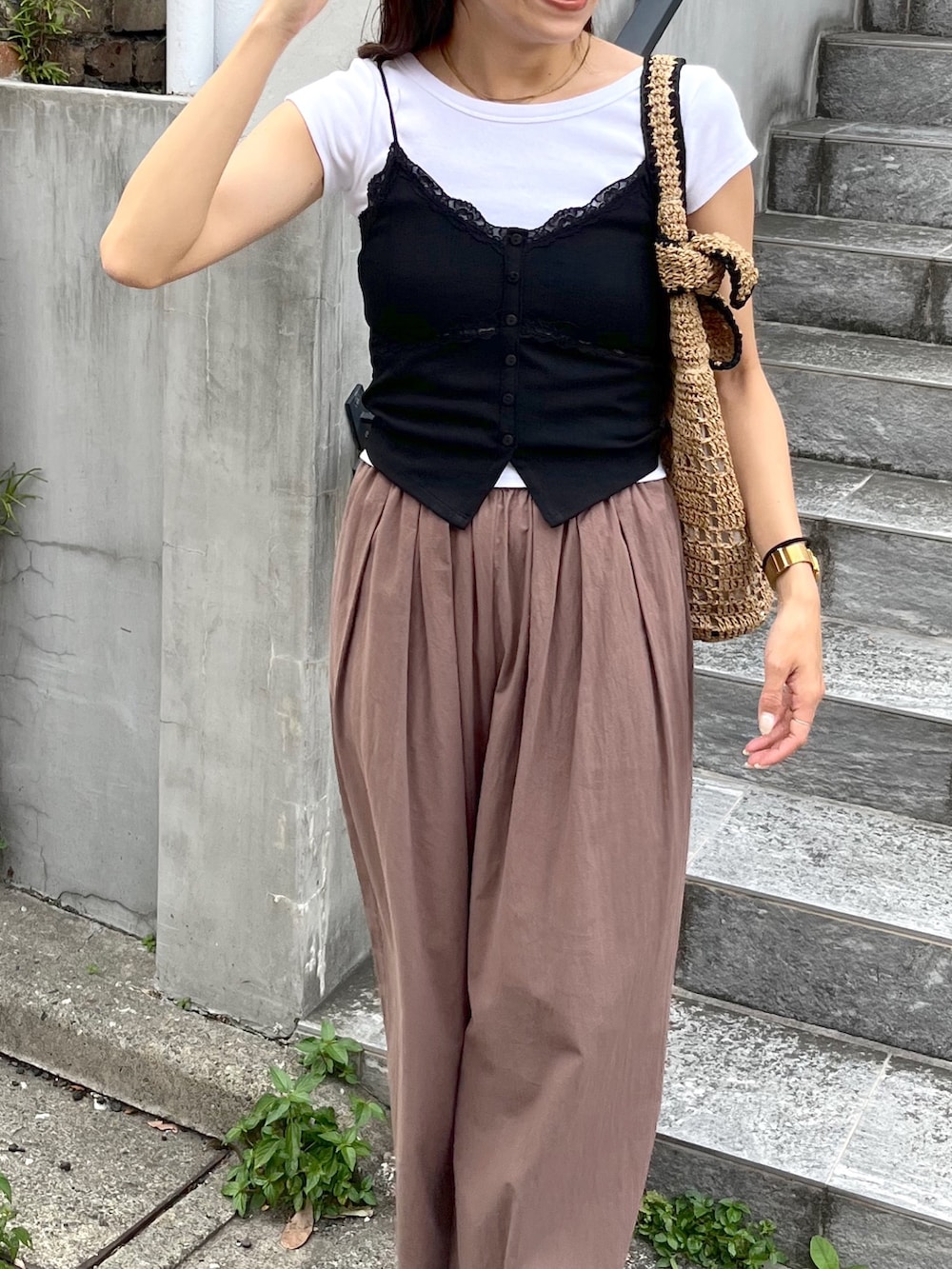 ブラウン系のその他パンツ、ブラック系のサンダル、ブラック系のTシャツ/カットソーを着用したレディースの夏コーディネートの9枚目の写真