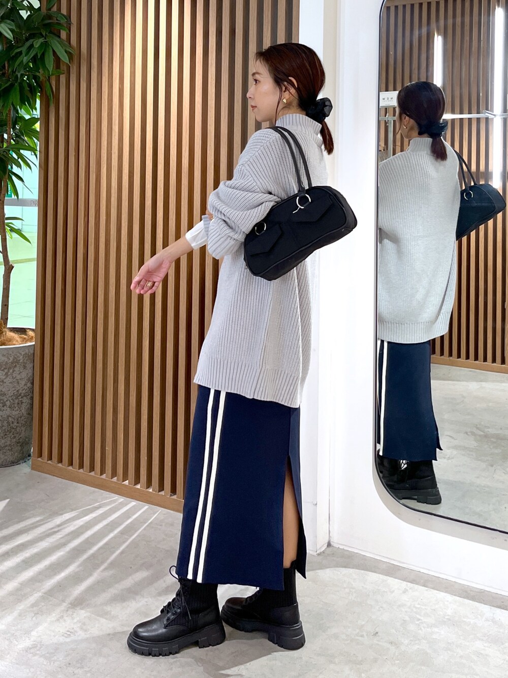 ホワイト系のTシャツ/カットソー、グレー系のワンピース、ブルー系のスカートを着用したレディースの秋コーディネートの5枚目の写真