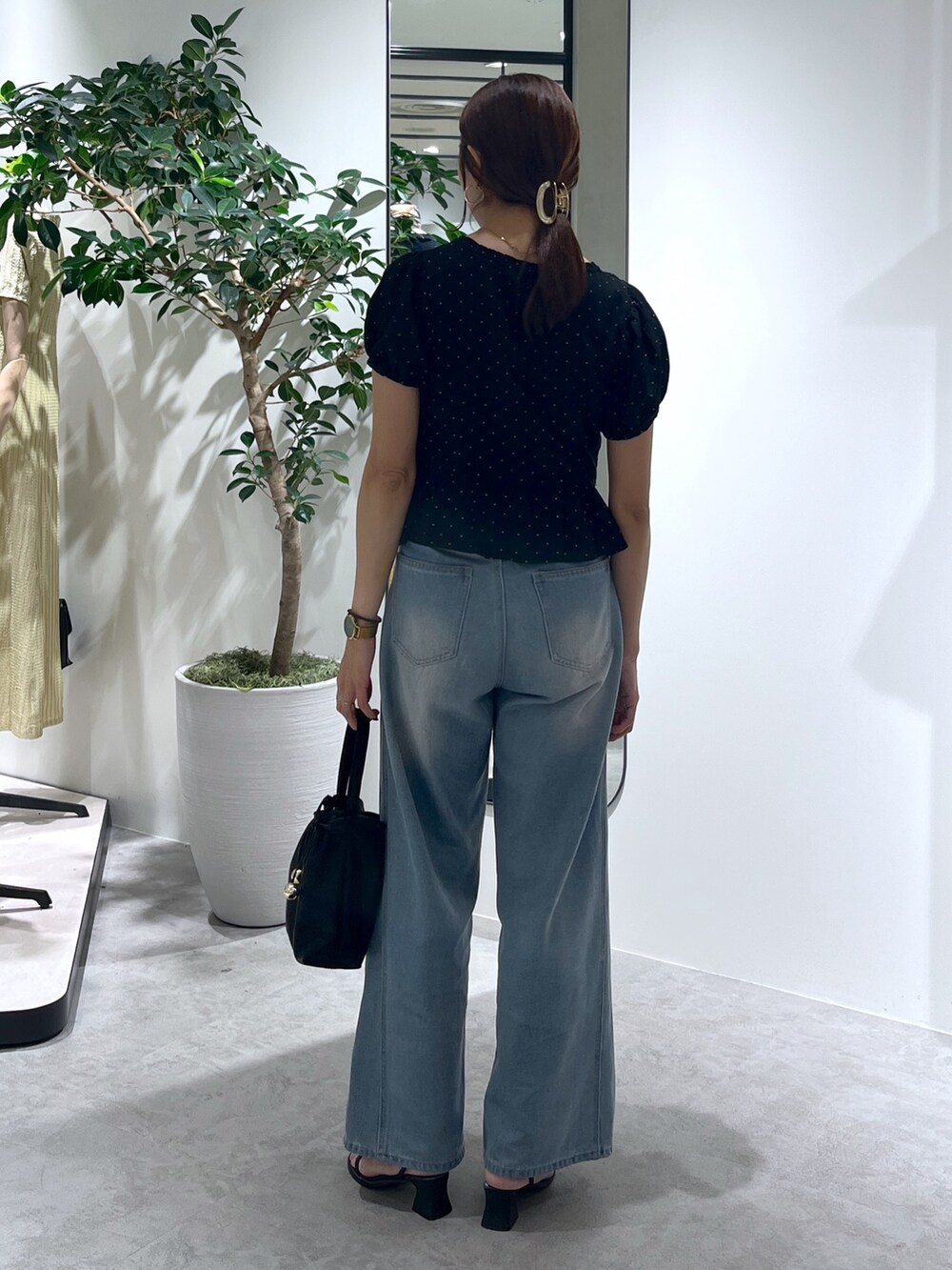 ブラック系のショルダーバッグ、ブルー系のデニムパンツ、ブラック系のシャツ/ブラウスを着用したレディースの夏コーディネートの7枚目の写真