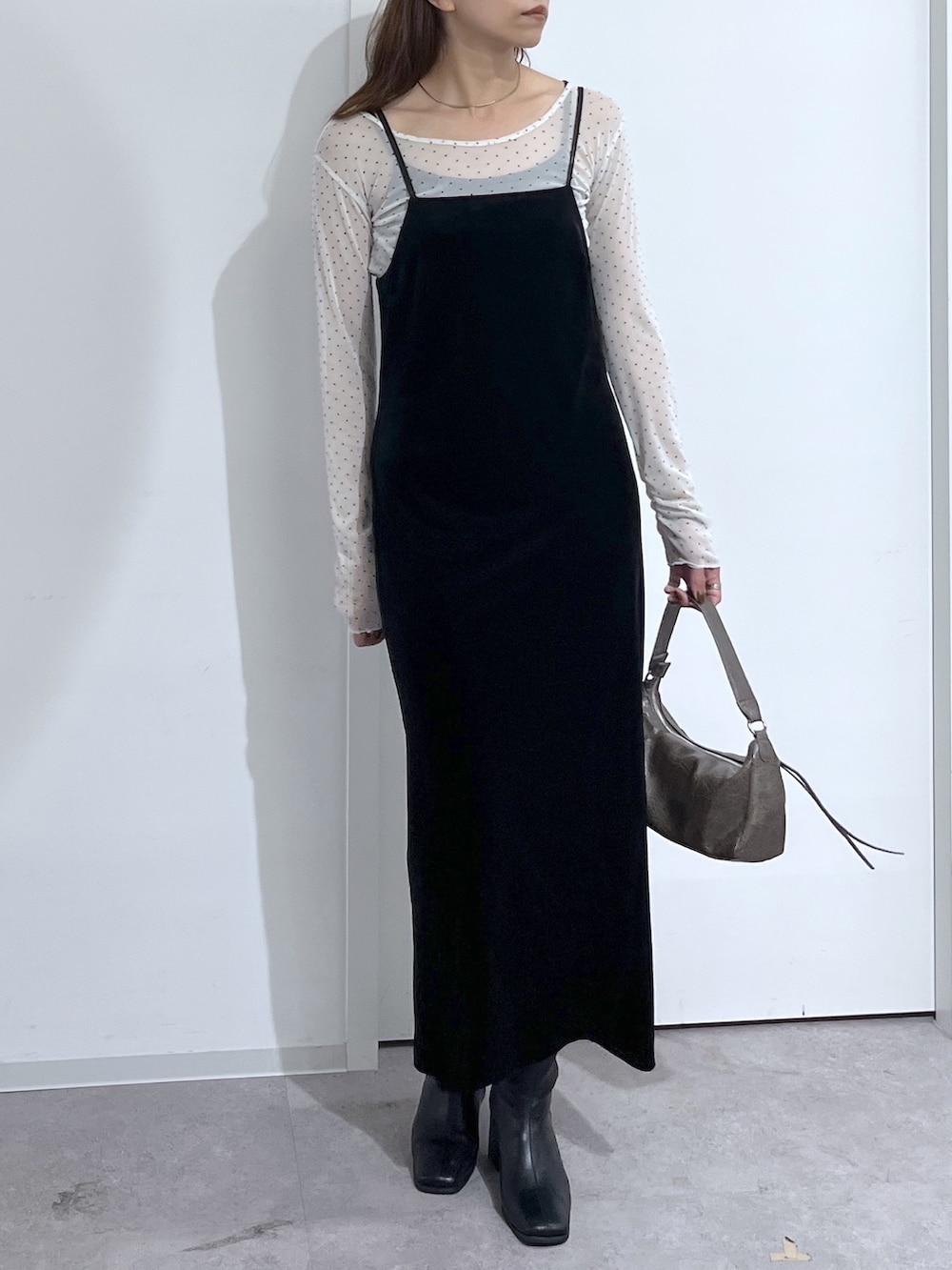 ブラウン系のショルダーバッグ、ブラック系のワンピース、ホワイト系のTシャツ/カットソーを着用したレディースの夏コーディネートの5枚目の写真