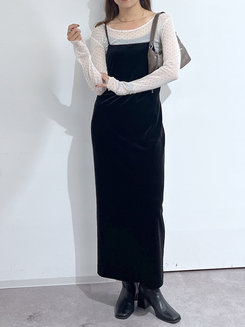 ブラウン系のショルダーバッグ、ブラック系のワンピース、ホワイト系のTシャツ/カットソーを着用したレディースの夏コーディネートの4枚目の写真
