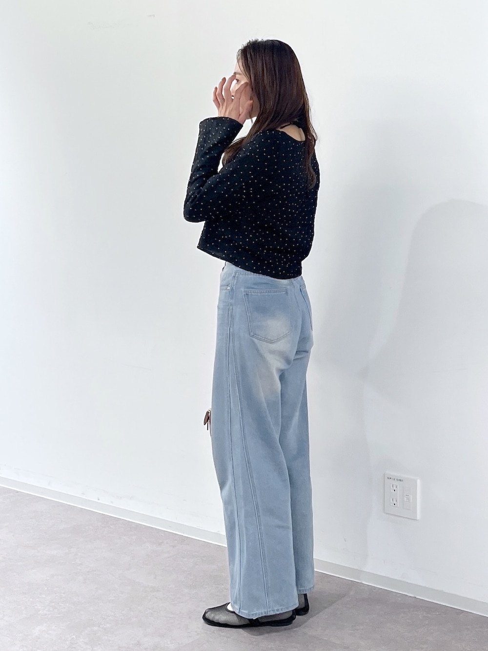 ブラック系のシャツ/ブラウス、ブラウン系のハンドバッグ、ブラック系のパンプスを着用したレディースの冬コーディネートの4枚目の写真