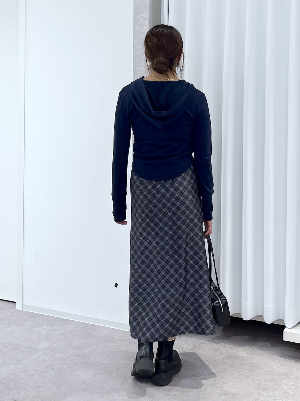 ブルー系のTシャツ/カットソー、グレー系のスカート、ブラック系のショルダーバッグを着用したレディースの春コーディネートの5枚目の写真