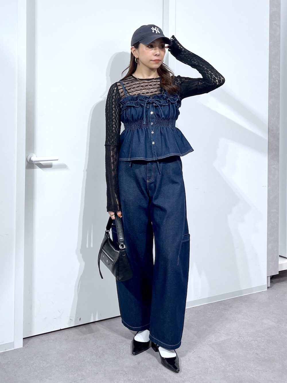 ブラック系のTシャツ/カットソー、ブルー系のシャツ/ブラウス、ブラック系のバッグを着用したレディースの春コーディネートの7枚目の写真