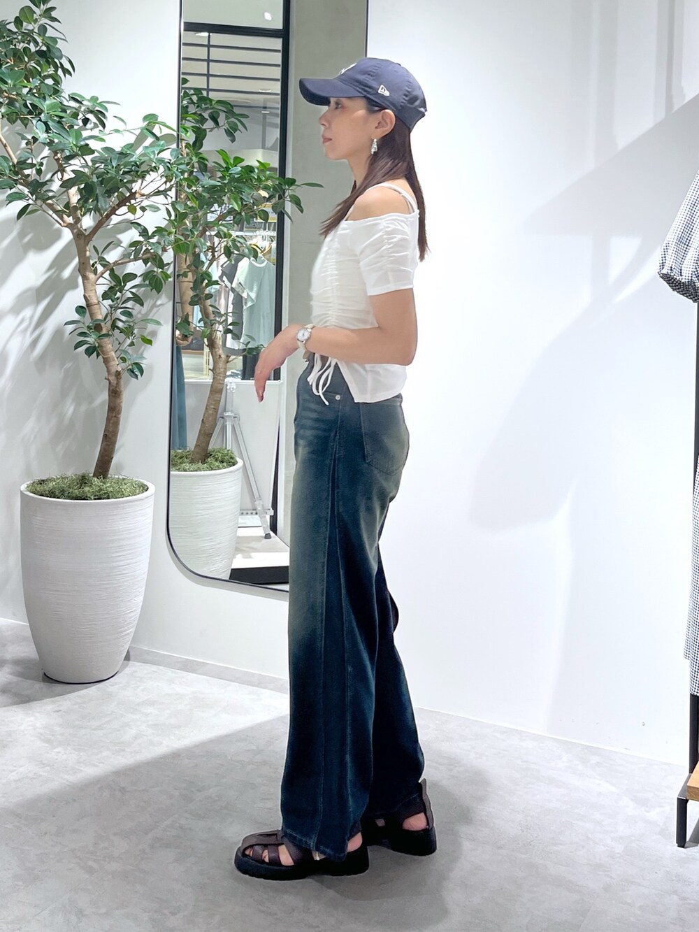 ホワイト系のTシャツ/カットソー、ホワイト系のキャミソール、ブルー系のデニムパンツを着用したレディースの夏コーディネートの7枚目の写真