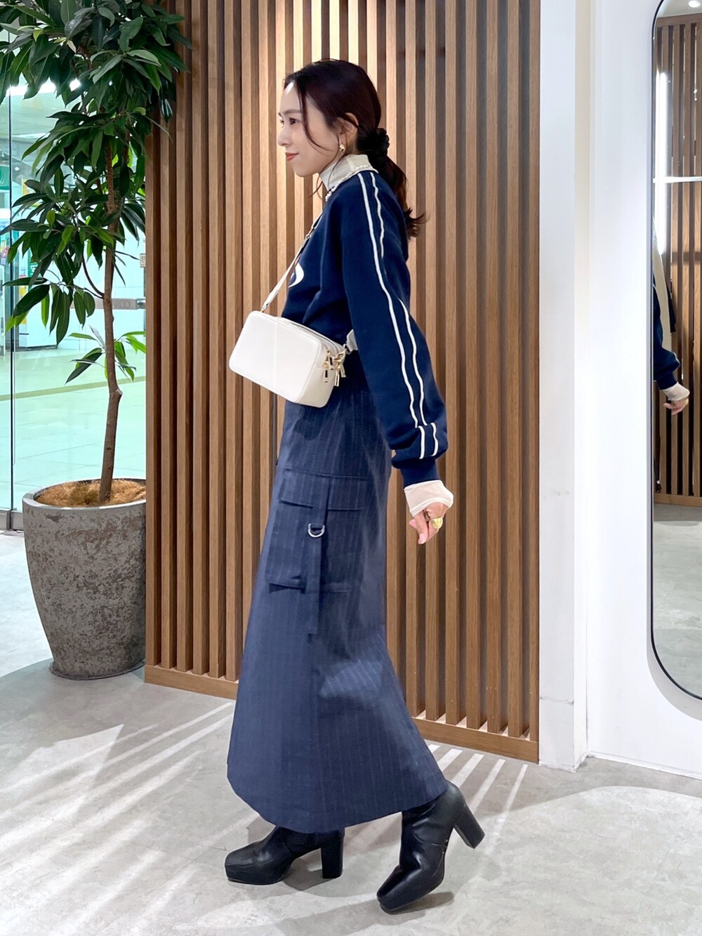 ホワイト系のTシャツ/カットソー、ホワイト系のショルダーバッグ、ブルー系のスウェットを着用したレディースの冬コーディネートの6枚目の写真