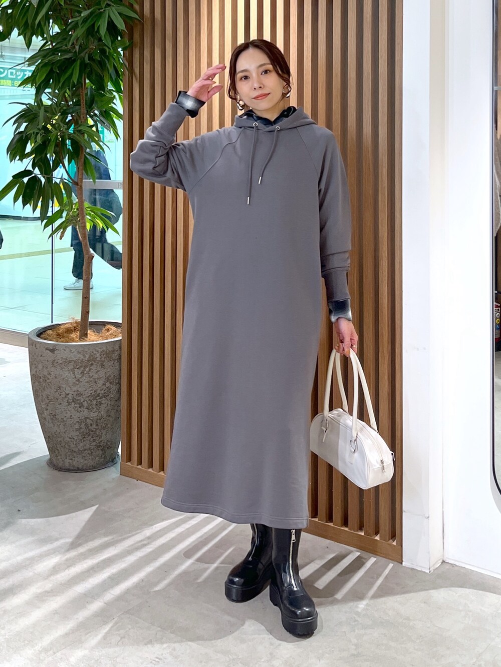 ブラック系のワンピース、ブラック系のシャツ/ブラウス、ホワイト系のトートバッグを着用したレディースの冬コーディネートの10枚目の写真