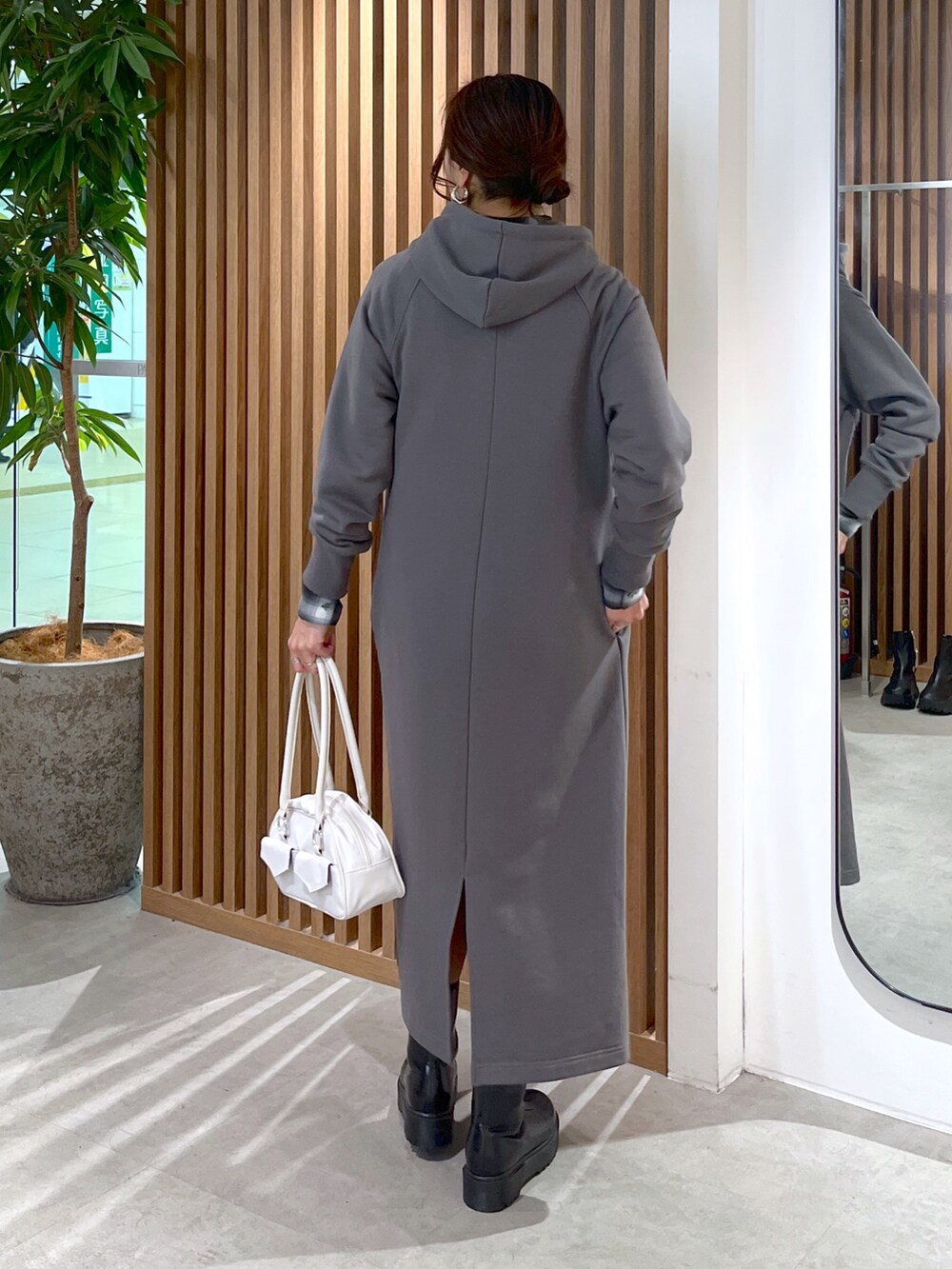 ブラック系のワンピース、ブラック系のシャツ/ブラウス、ホワイト系のトートバッグを着用したレディースの冬コーディネートの5枚目の写真