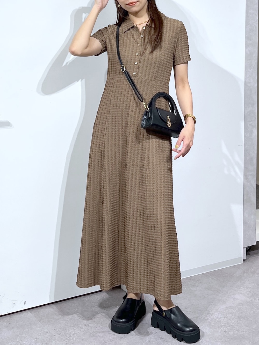 ブラック系のショルダーバッグ、ブラック系のサンダル、ブラウン系のワンピースを着用したレディースの春コーディネートの8枚目の写真