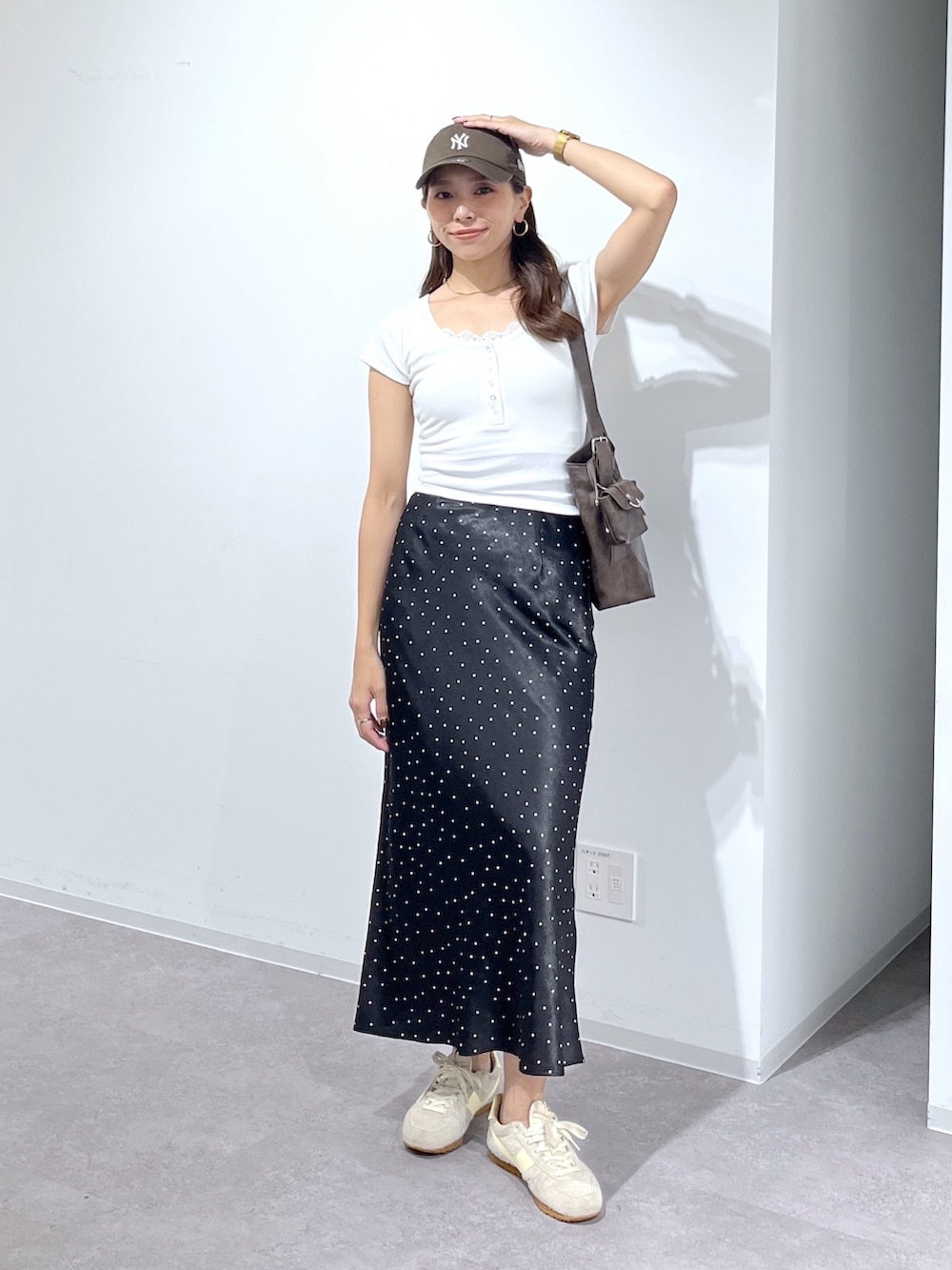 ホワイト系のTシャツ/カットソー、ブラウン系のショルダーバッグ、ブラック系のスカートを着用したレディースの夏コーディネートの4枚目の写真