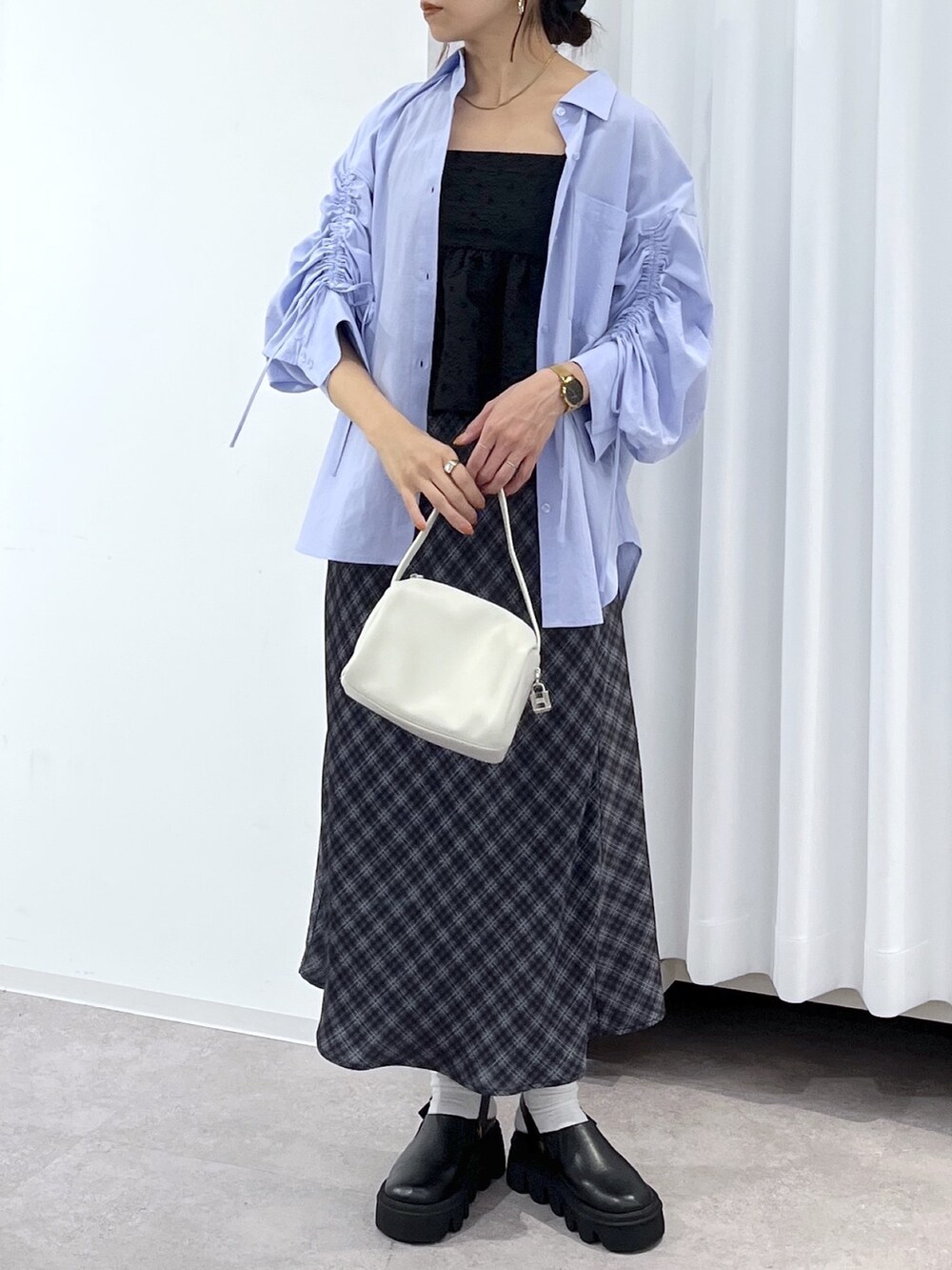 ホワイト系のハンドバッグ、ブルー系のシャツ/ブラウス、ブラック系のシャツ/ブラウスを着用したレディースの春コーディネートの7枚目の写真