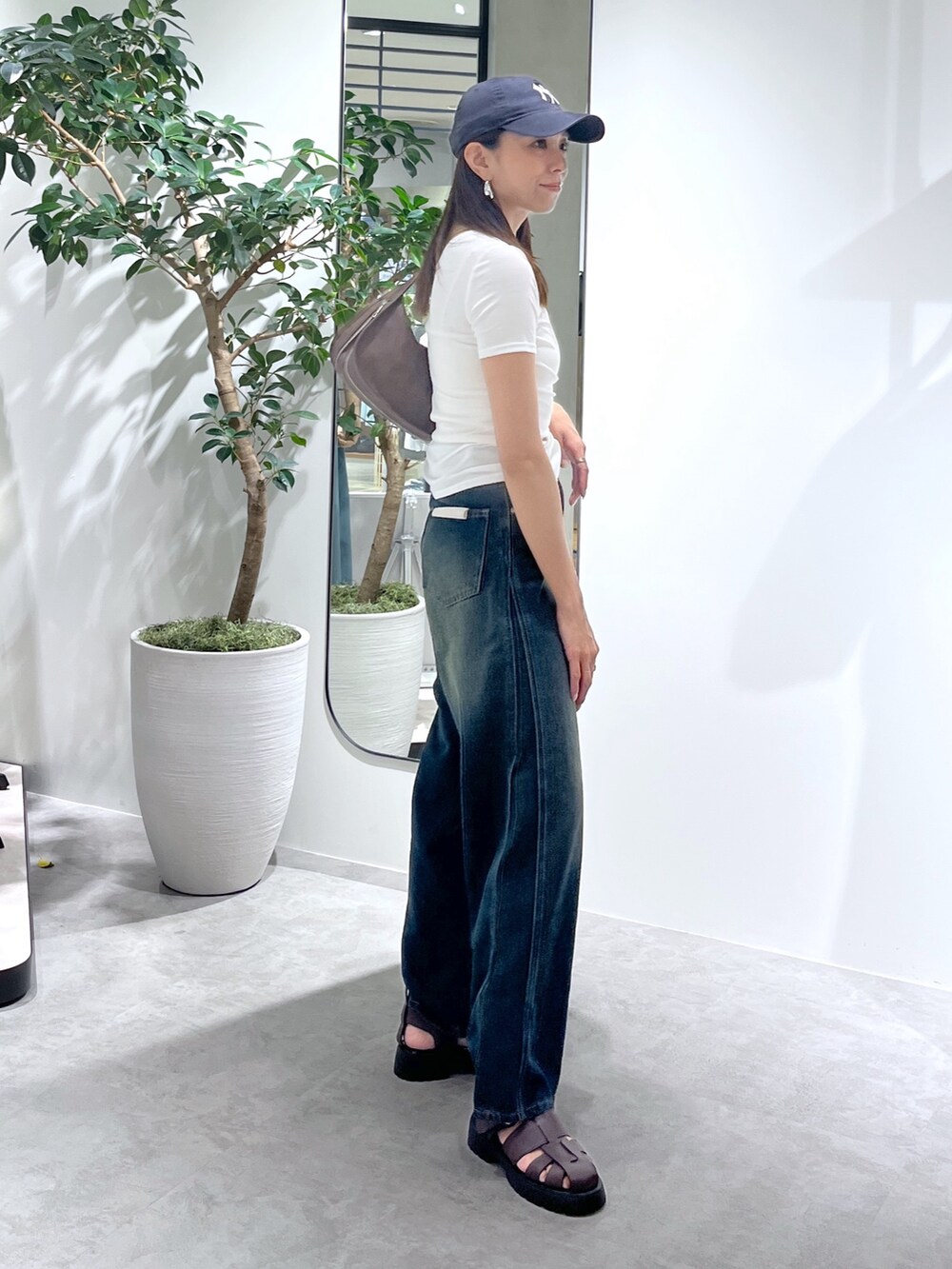 ホワイト系のTシャツ/カットソー、ホワイト系のキャミソール、ブルー系のデニムパンツを着用したレディースの夏コーディネートの9枚目の写真