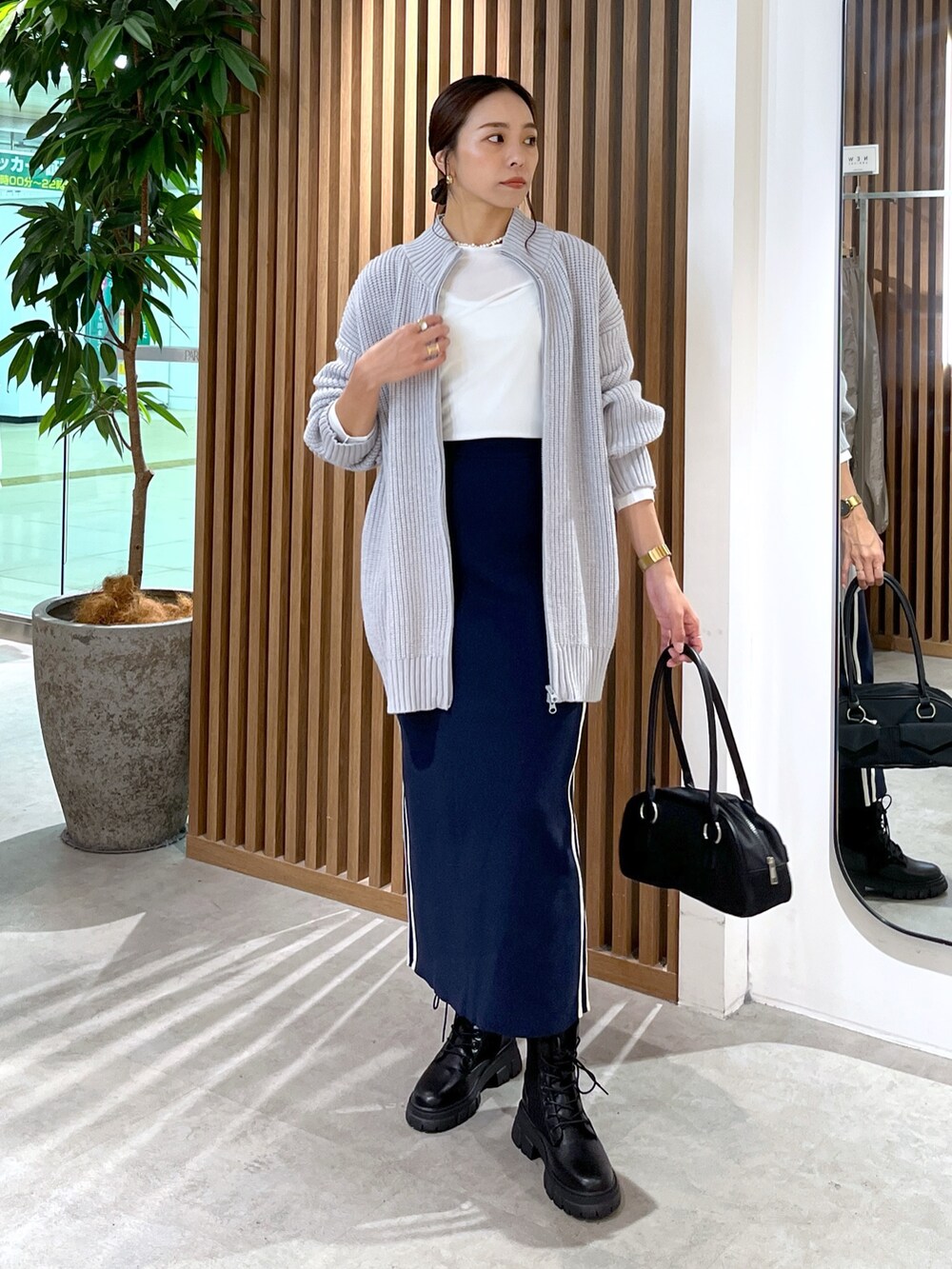 ホワイト系のTシャツ/カットソー、グレー系のワンピース、ブルー系のスカートを着用したレディースの秋コーディネートの10枚目の写真