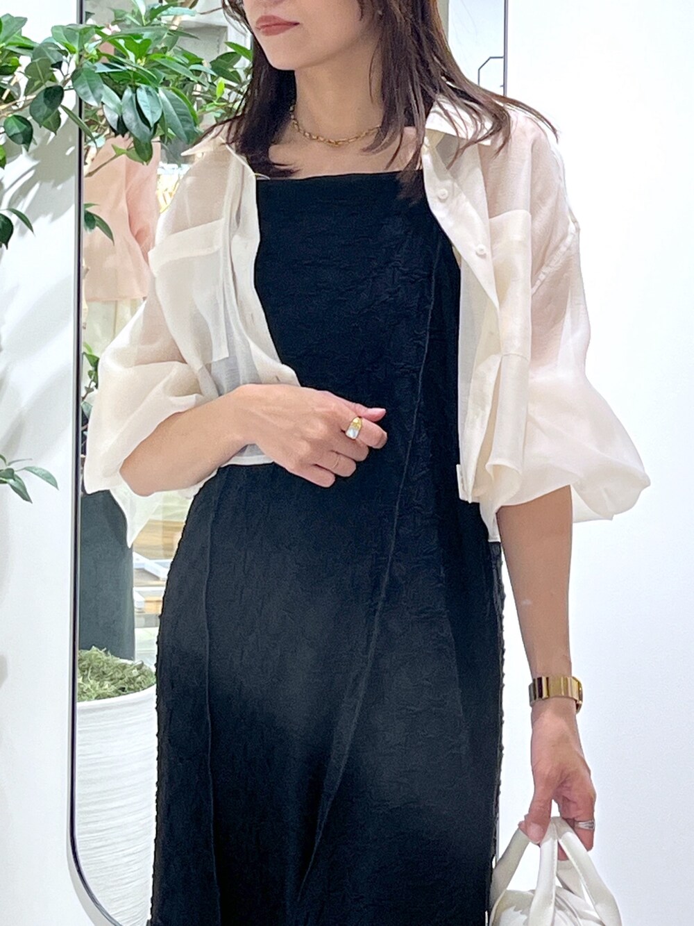 ホワイト系のシャツ/ブラウス、ブラック系のワンピース、ホワイト系のトートバッグを着用したレディースの春コーディネートの9枚目の写真